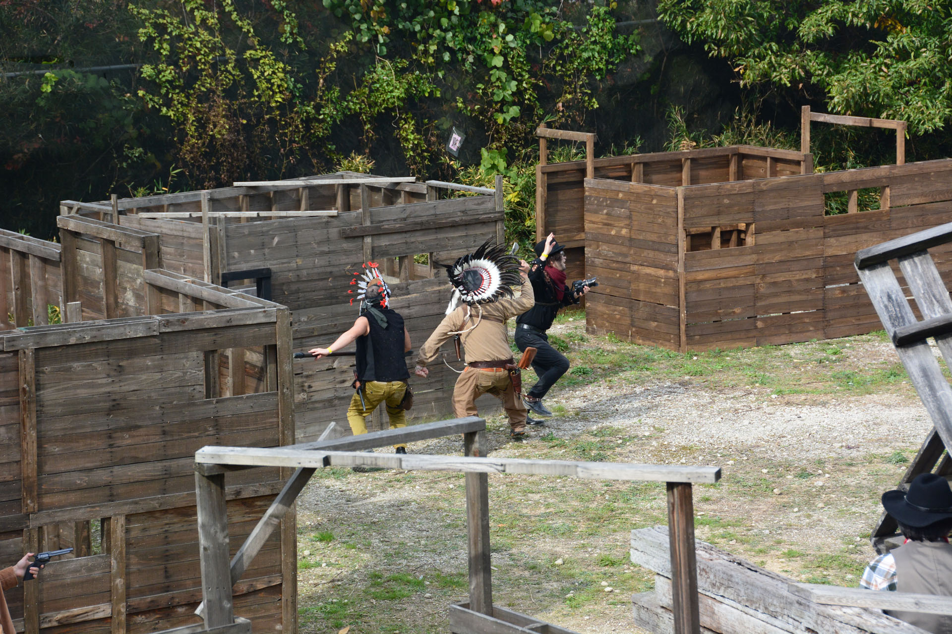 西部劇の衣装はやはり銃を構えるポーズが似合う