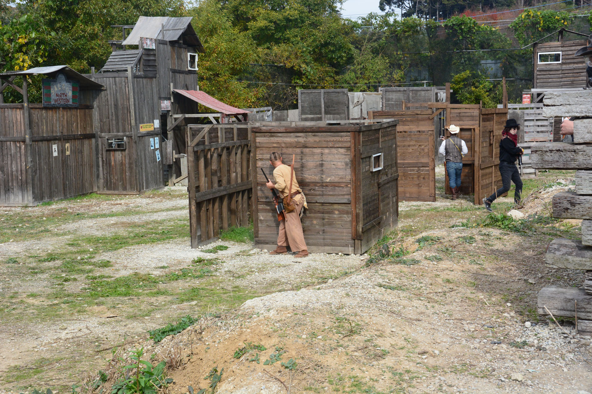 西部劇の衣装はやはり銃を構えるポーズが似合う