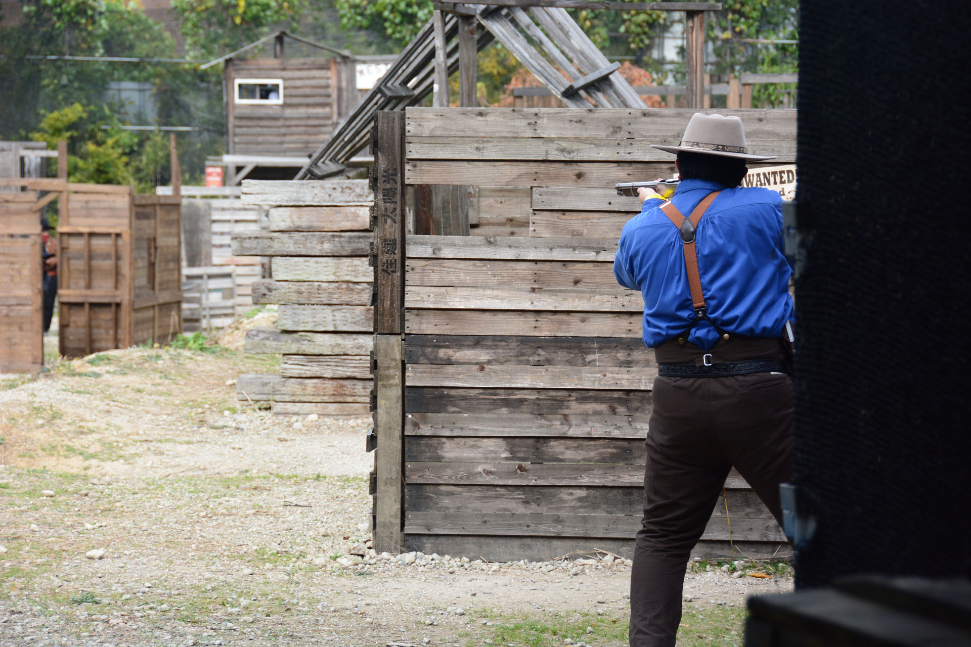 西部劇の衣装はやはり銃を構えるポーズが似合う