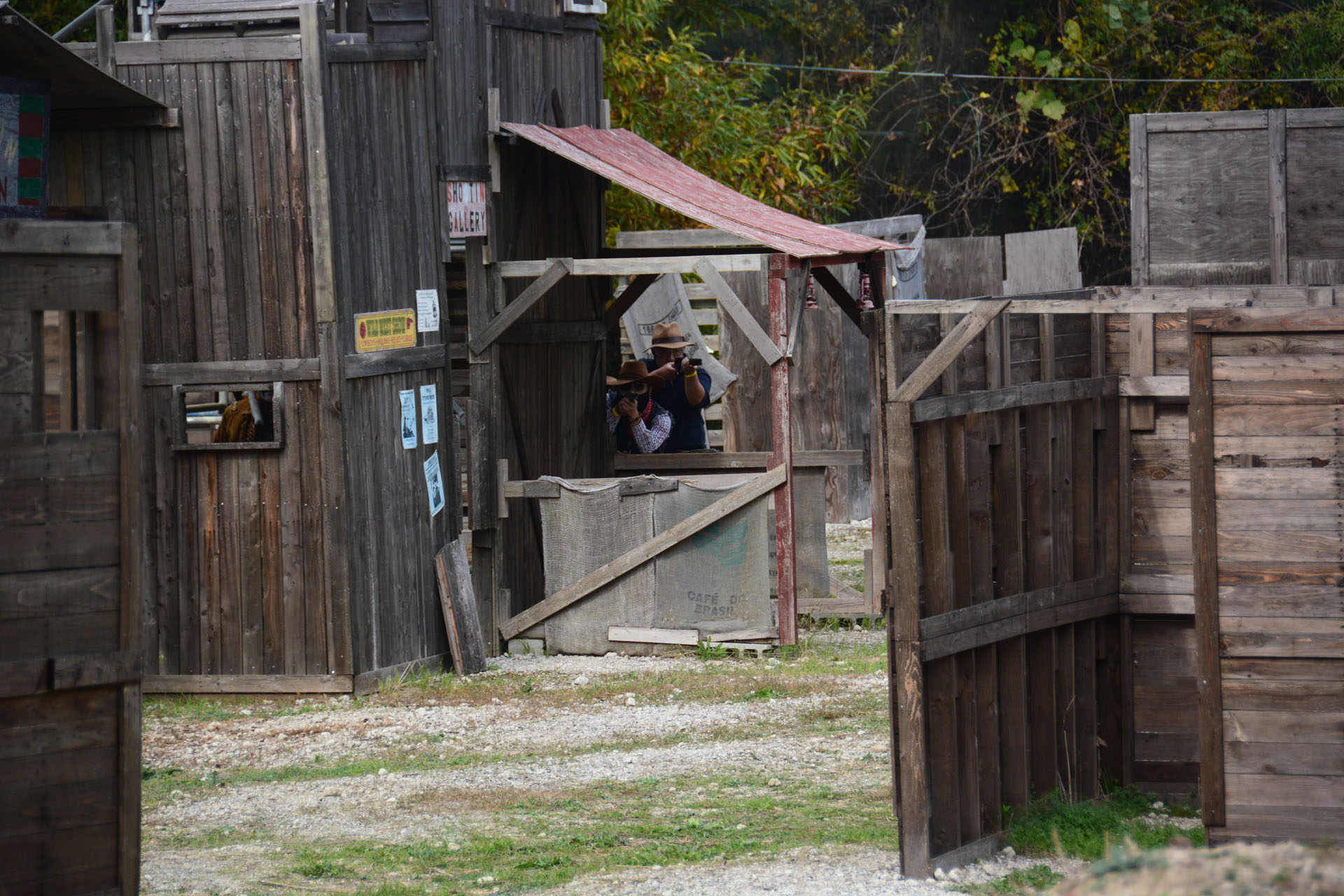 西部劇の衣装はやはり銃を構えるポーズが似合う