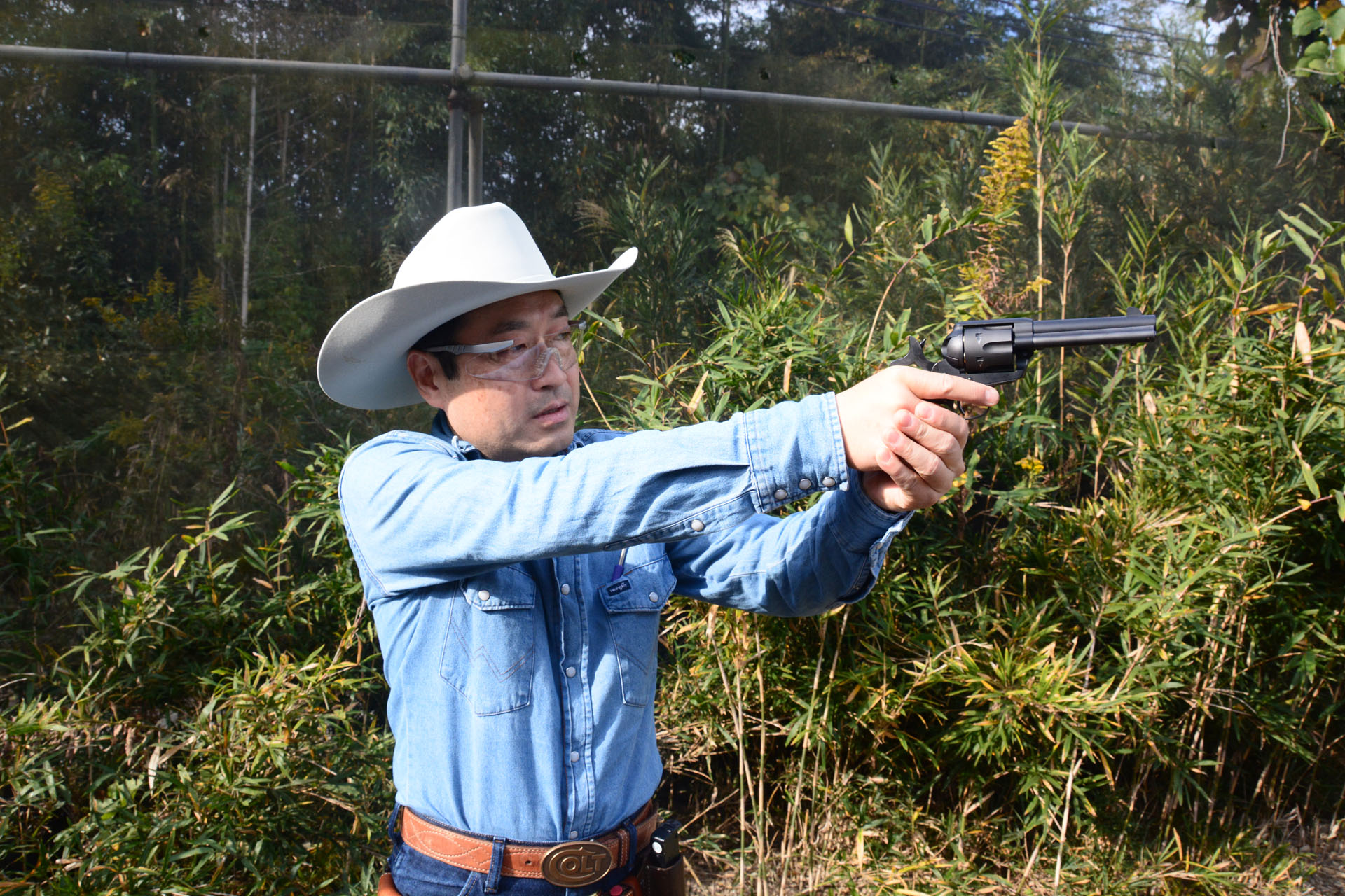 タナカの「新型SAA」の試作品を披露。その高い実射性能を見せていた