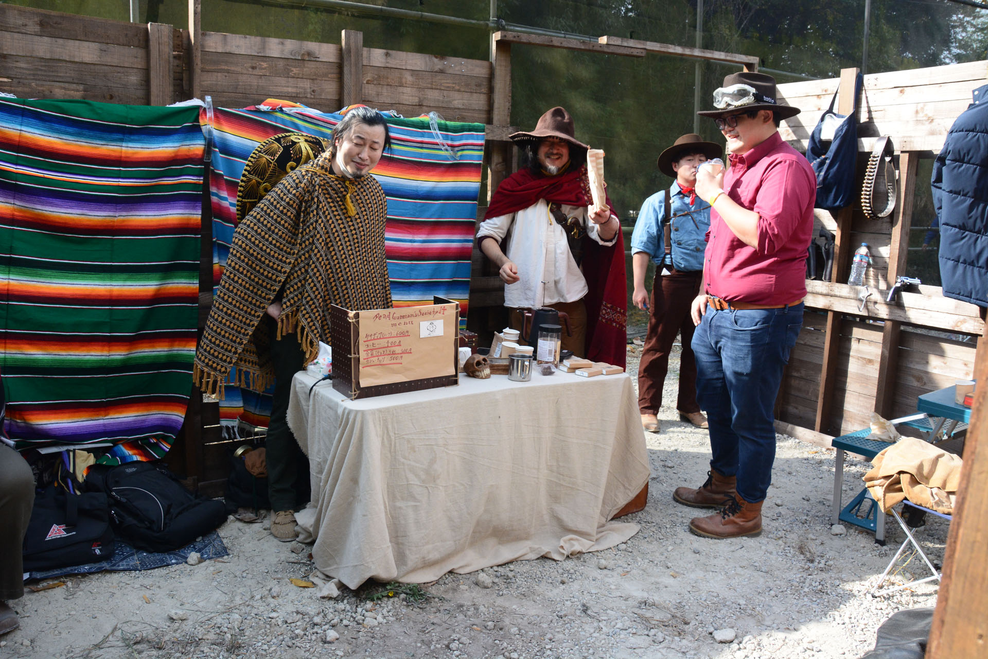 コーヒーやチリコンカンなど西部劇フードも楽しめる