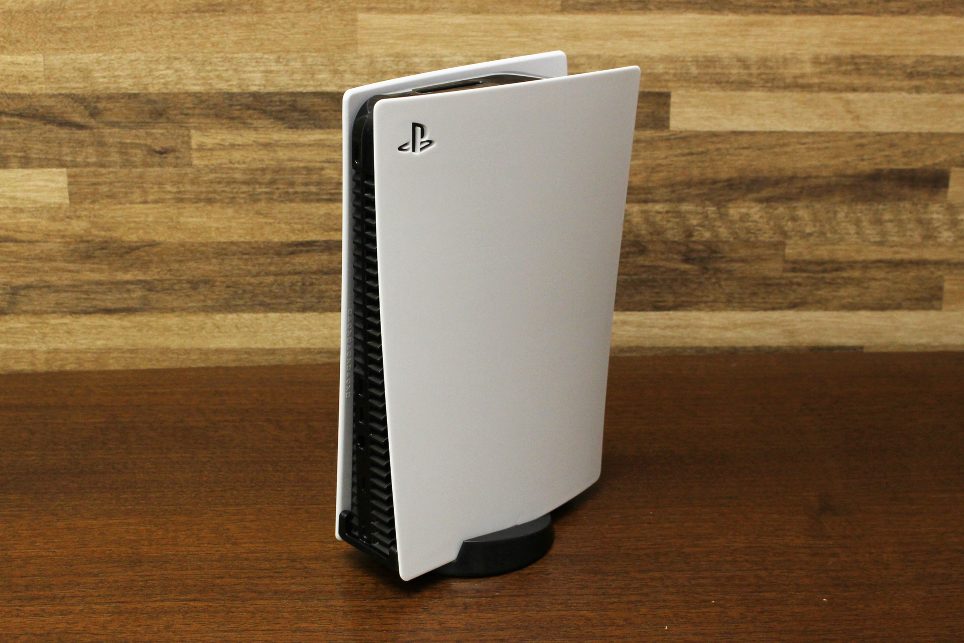 2020年11月に発売されたPlayStation™シリーズの最新機種を貯金箱として立体化。