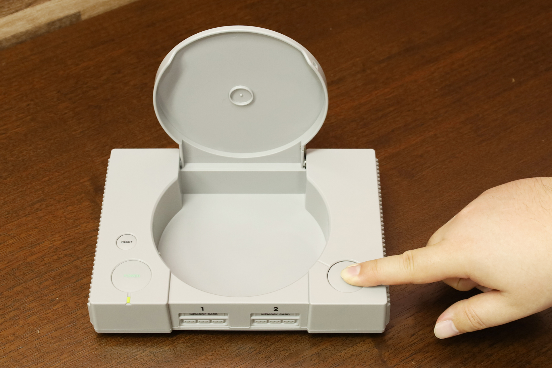 OPENボタンを押すと蓋がパカッと開く