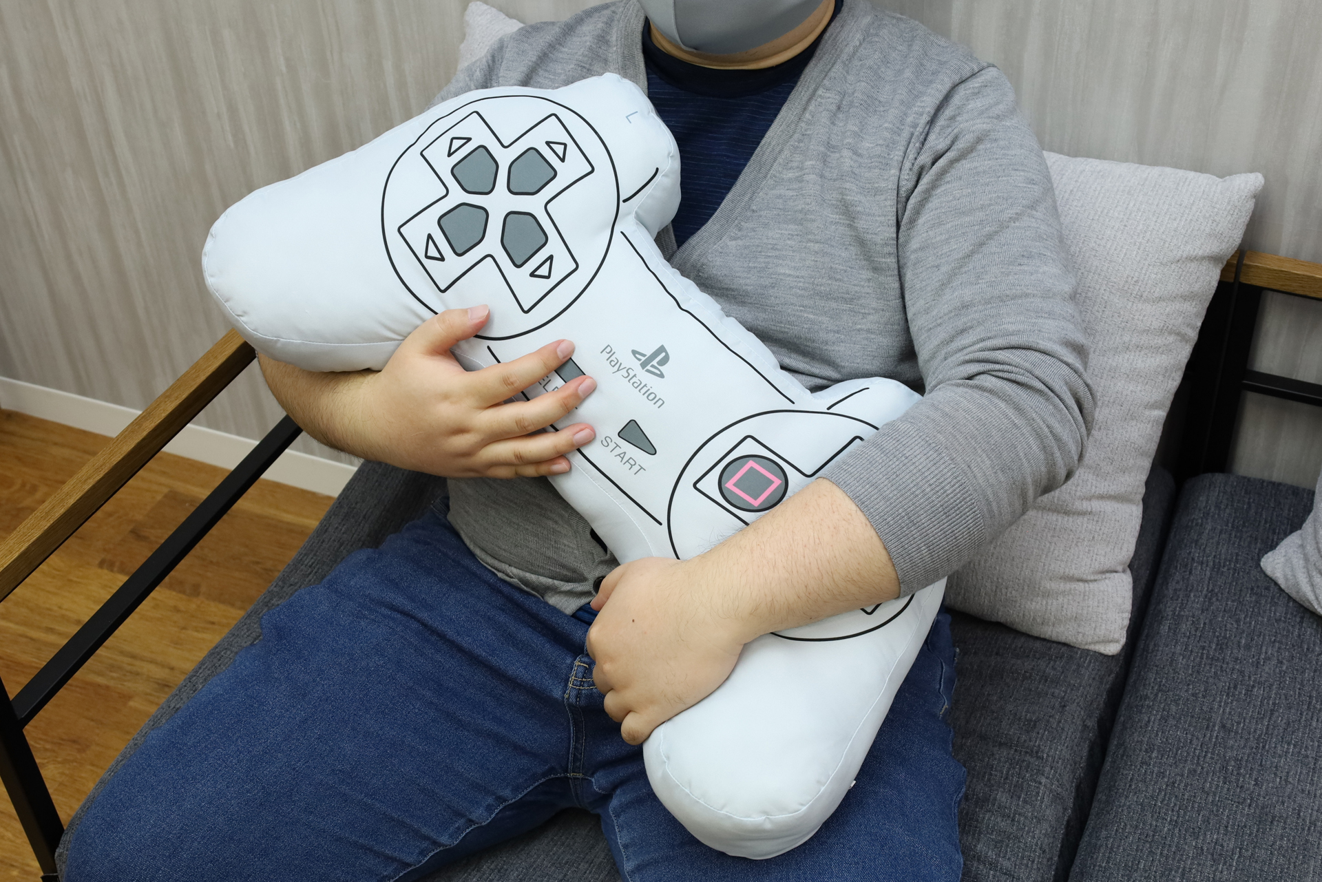 その形状により、抱き枕としても使えるかも