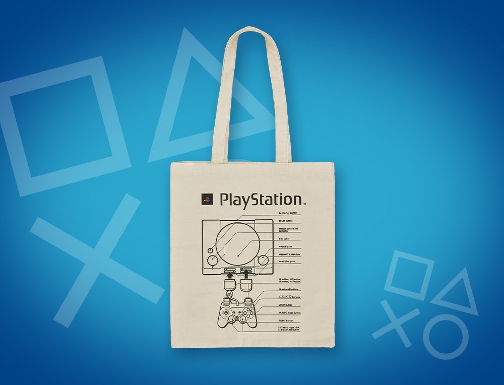C賞「トートバッグ」。PlayStation™の取扱説明書をモチーフにしたトートバッグ。絵柄のコントローラは、初代DUALSHOCKになっているのが特徴