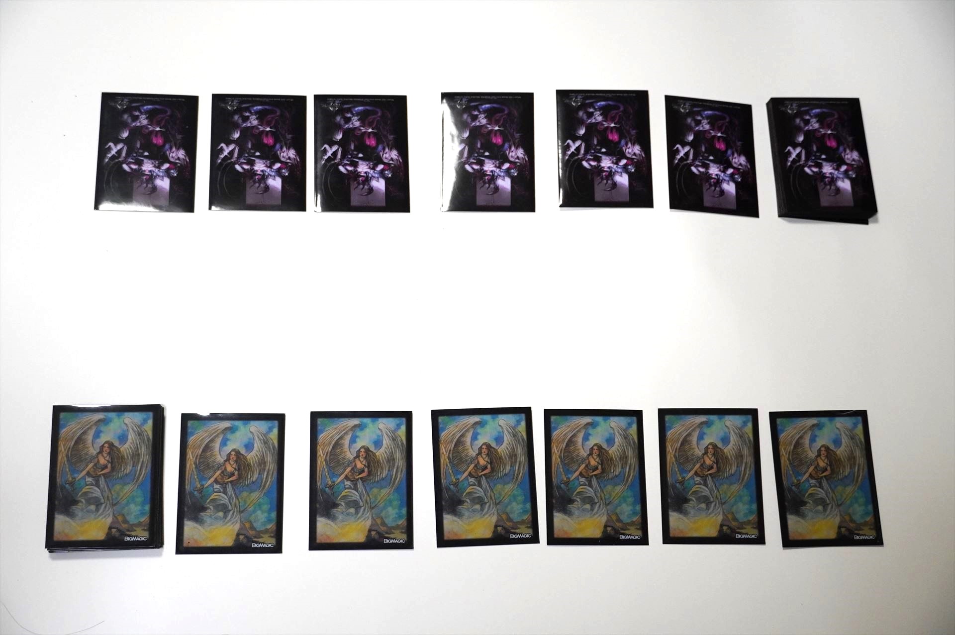 プレイを始める前の初期配置。縄張りを6枚並べ、その左側に山札を置く