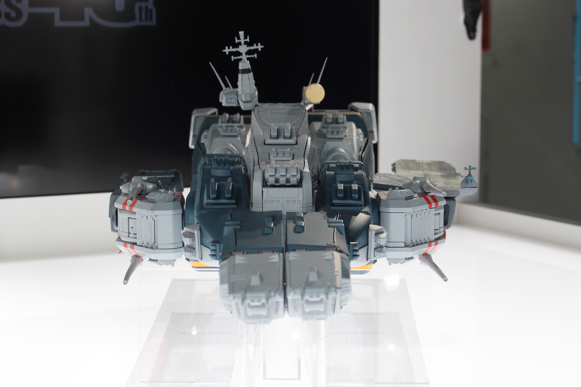 とにかく巨大なマクロス。周囲に比較するものがないので写真では大きさが伝わりにくいため、ぜひ会場でその大きさを確認してみてほしい