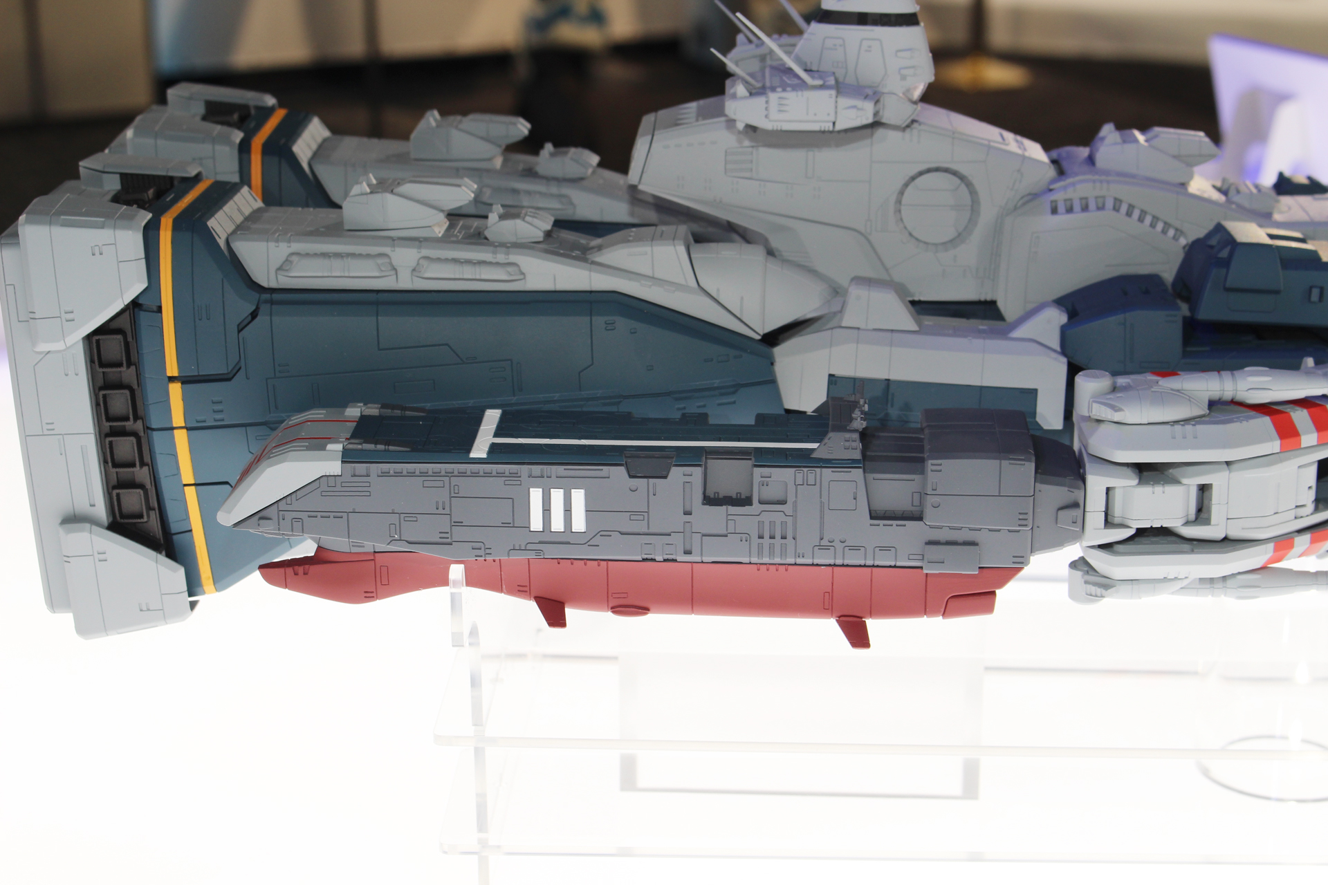 強襲揚陸艦ダイダロスと攻撃空母プロメテウス。前者の先端ハッチに隙間が見え、可動しそうだが果たして!?