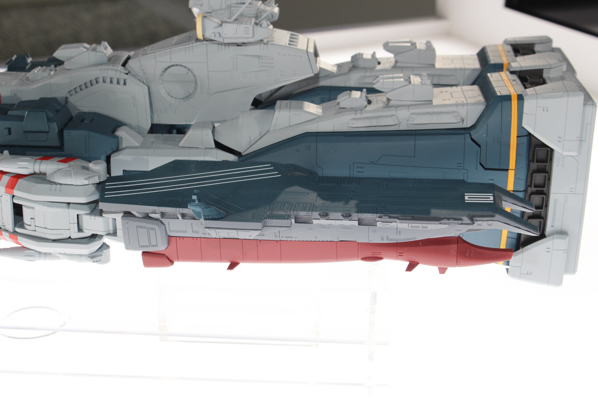 強襲揚陸艦ダイダロスと攻撃空母プロメテウス。前者の先端ハッチに隙間が見え、可動しそうだが果たして!?