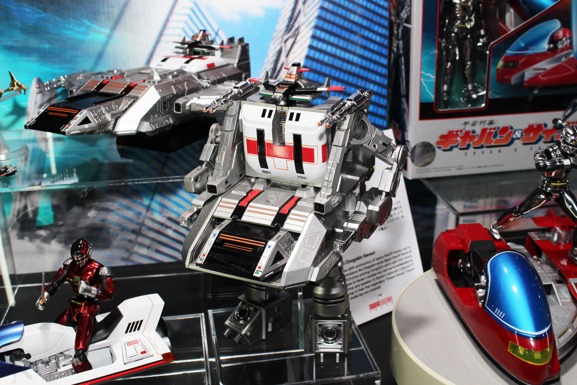 「超合金魂 超次元戦闘母艦 グランドバース」が参考出品。こちらはバトルバースフォーメーション時のロボット形態