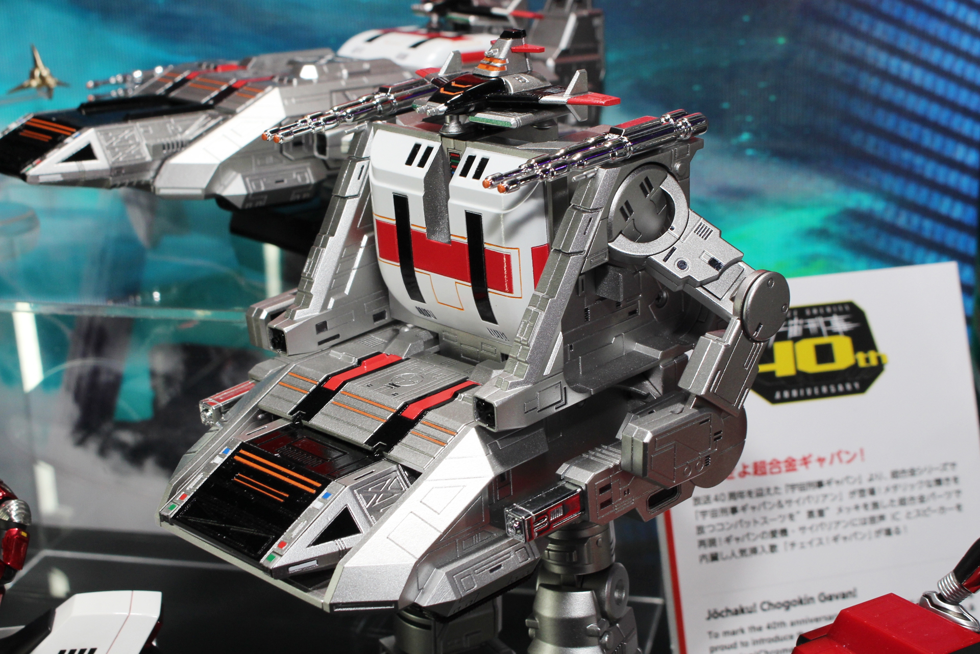 光沢のある白、黒、赤のカラーと、ギラギラ輝くマットなシルバー、そしてメッキシルバーのカラーが実に美しい