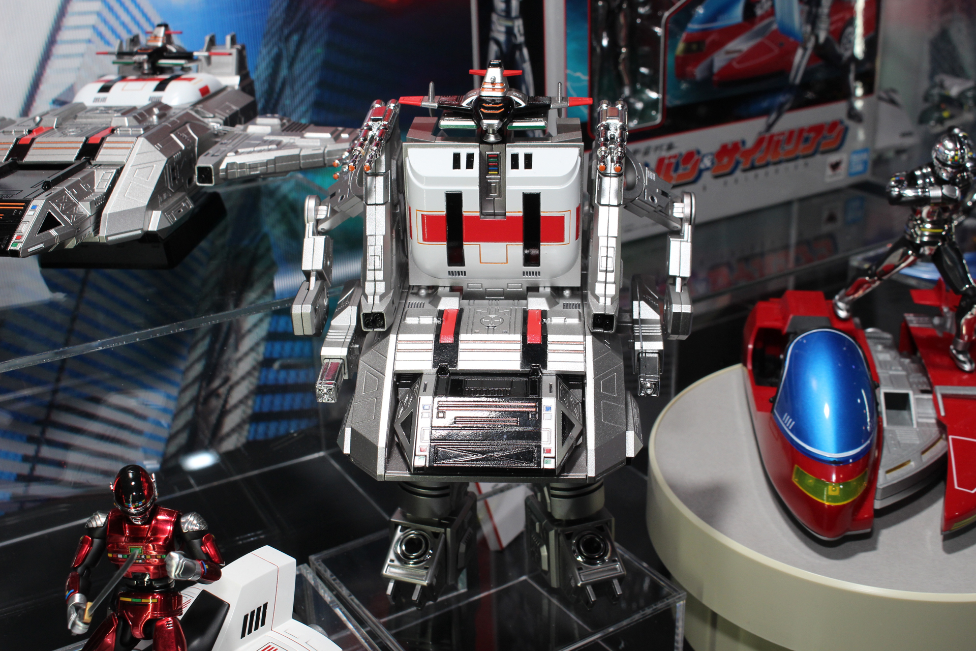 光沢のある白、黒、赤のカラーと、ギラギラ輝くマットなシルバー、そしてメッキシルバーのカラーが実に美しい