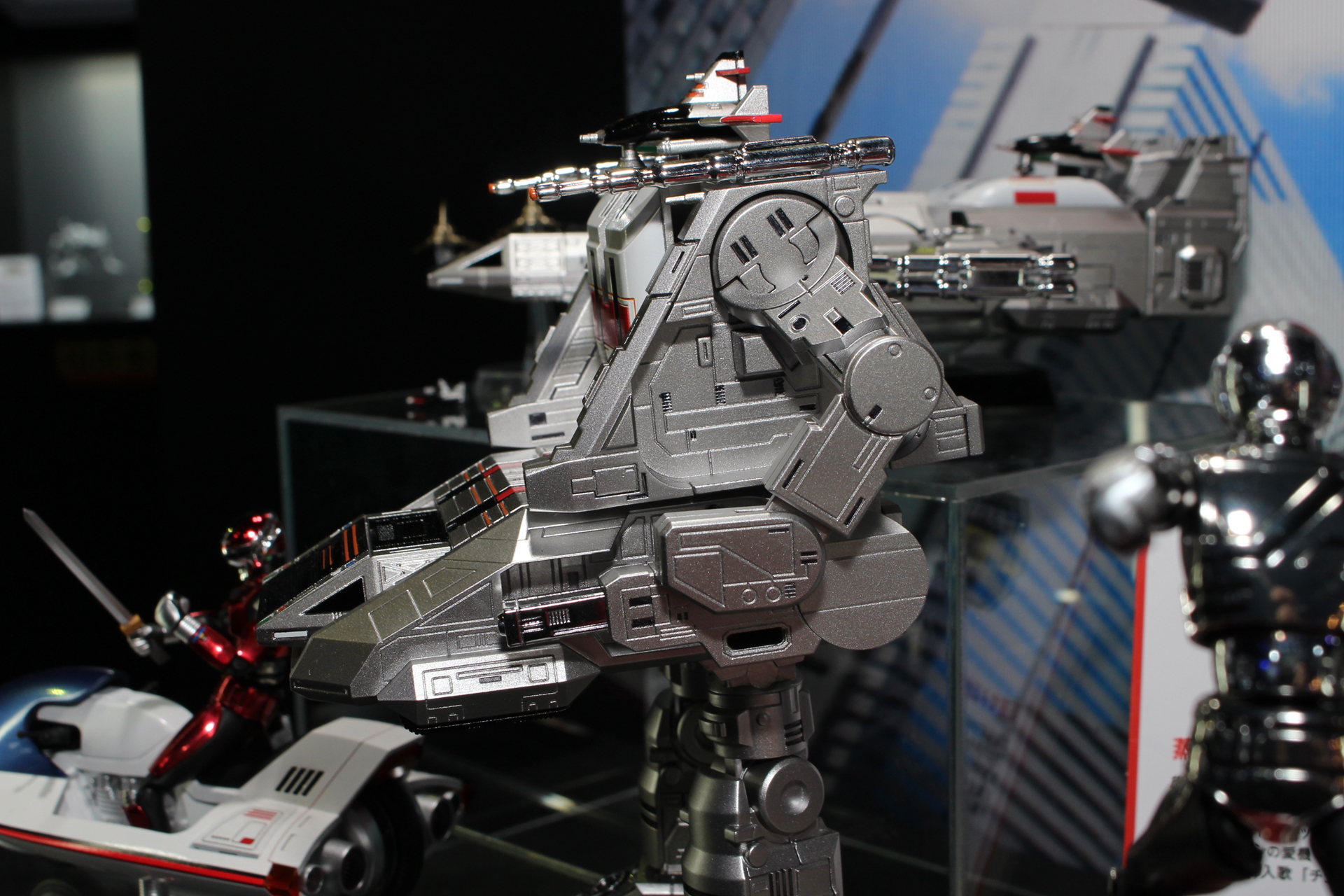 光沢のある白、黒、赤のカラーと、ギラギラ輝くマットなシルバー、そしてメッキシルバーのカラーが実に美しい