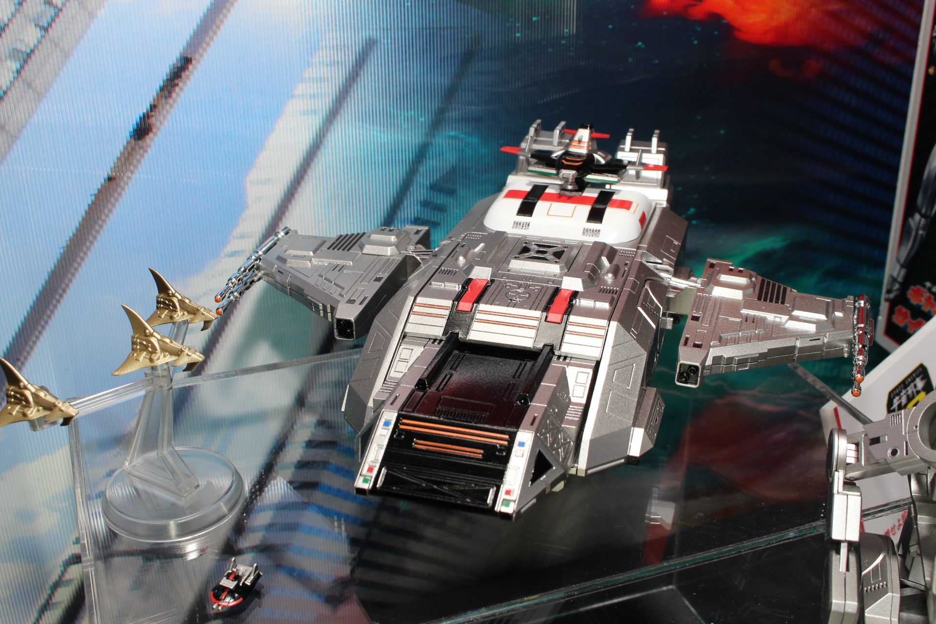 こちらは超次元戦闘母艦の形態。ロボット時よりも大きな印象を受ける