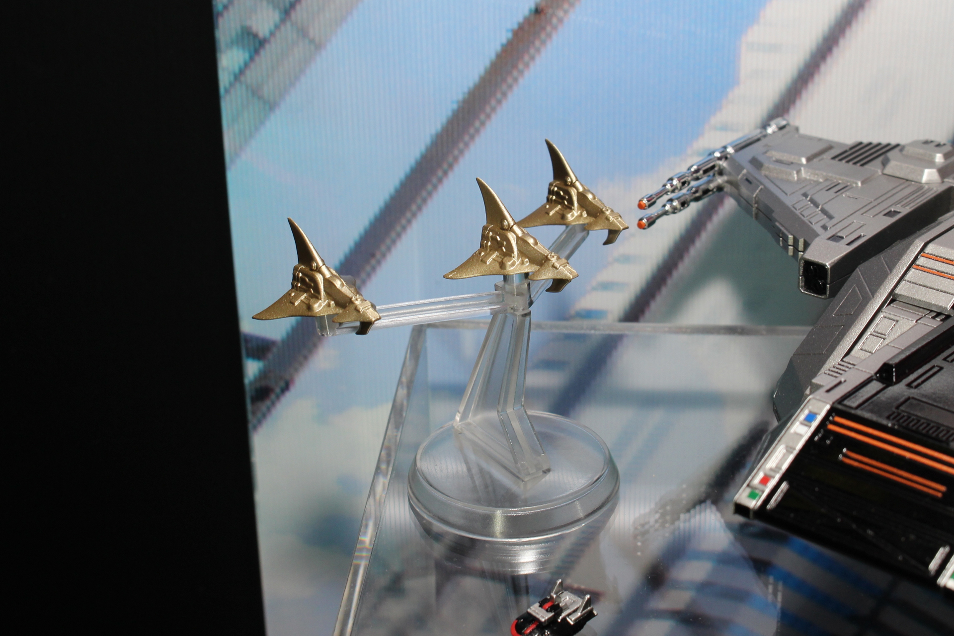 敵のマドー戦闘機は3機付属する予定。専用のスタンドも用意