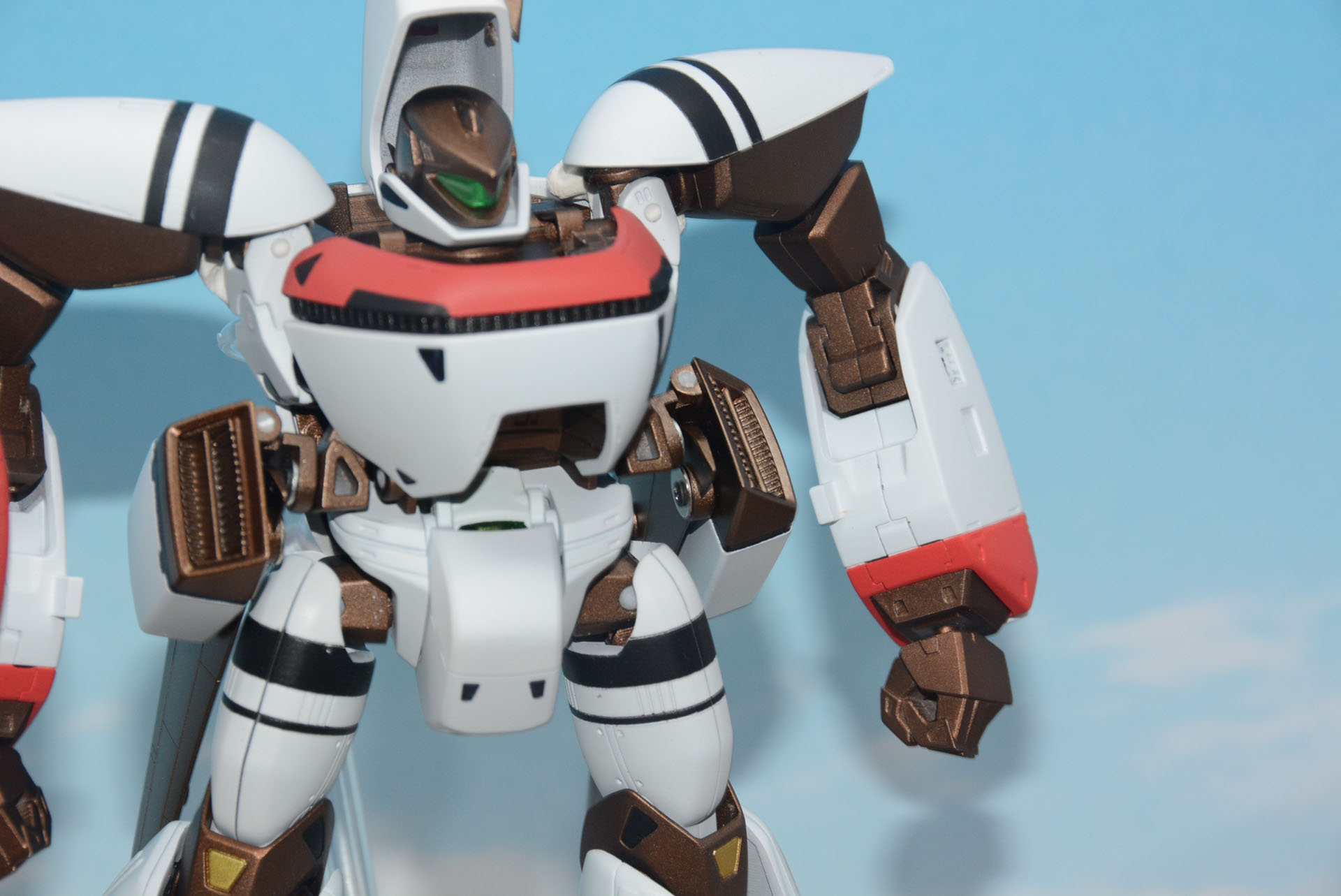 腕の付け根、ひじ部分もかなり複雑だ