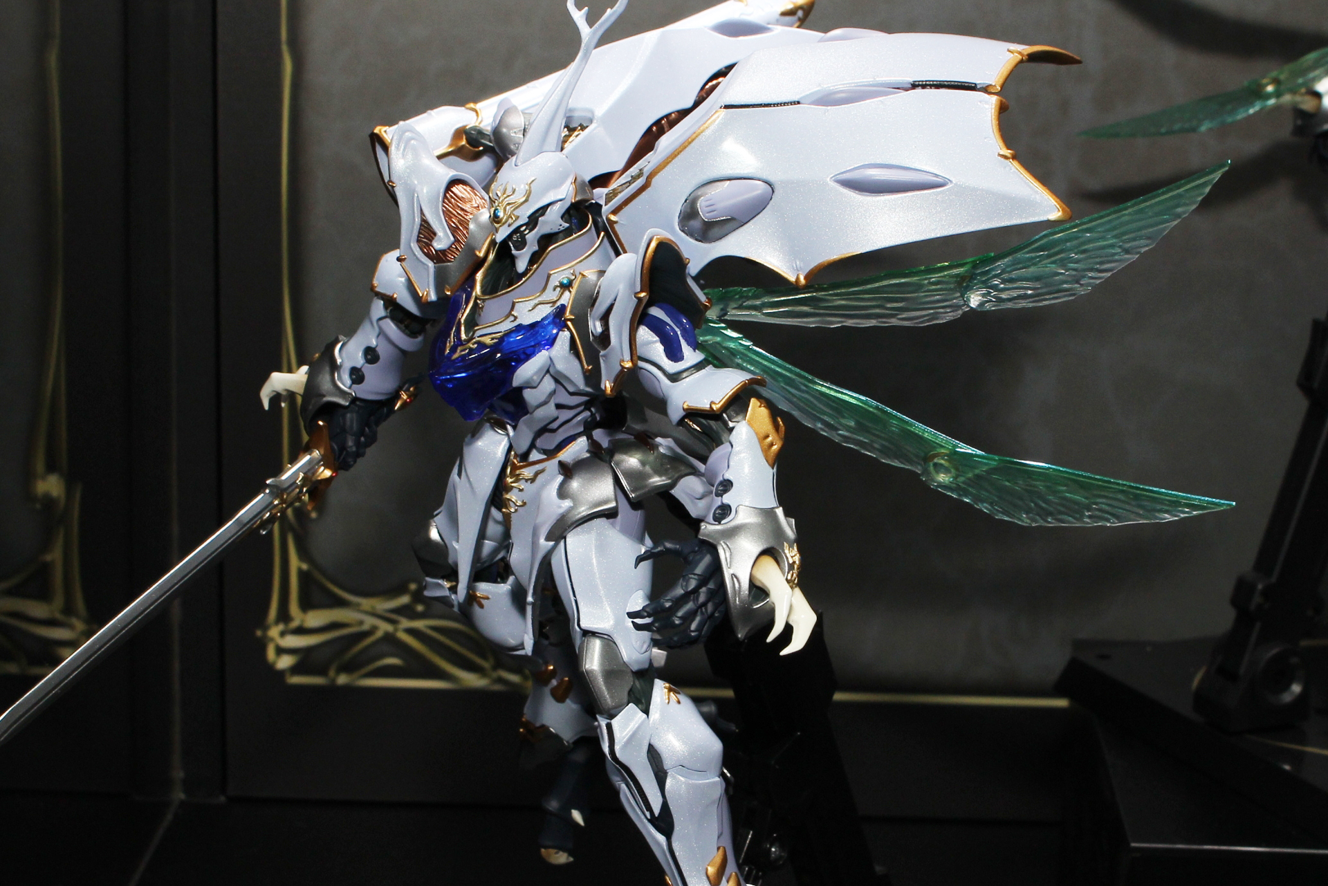 「METAL BUILD DRAGON SCALE サーバイン」は参考出品。同シリーズで発売された「龍神丸」以上に生物的な表現が強調される