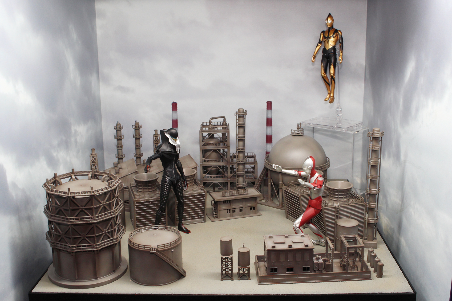 巨大化して工業地帯でウルトラマンと戦ったシーンを再現したジオラマにて展示。発売済みの「S.H.Figuarts ウルトラマン」と「S.H.Figuarts ゾーフィ」が並ぶ