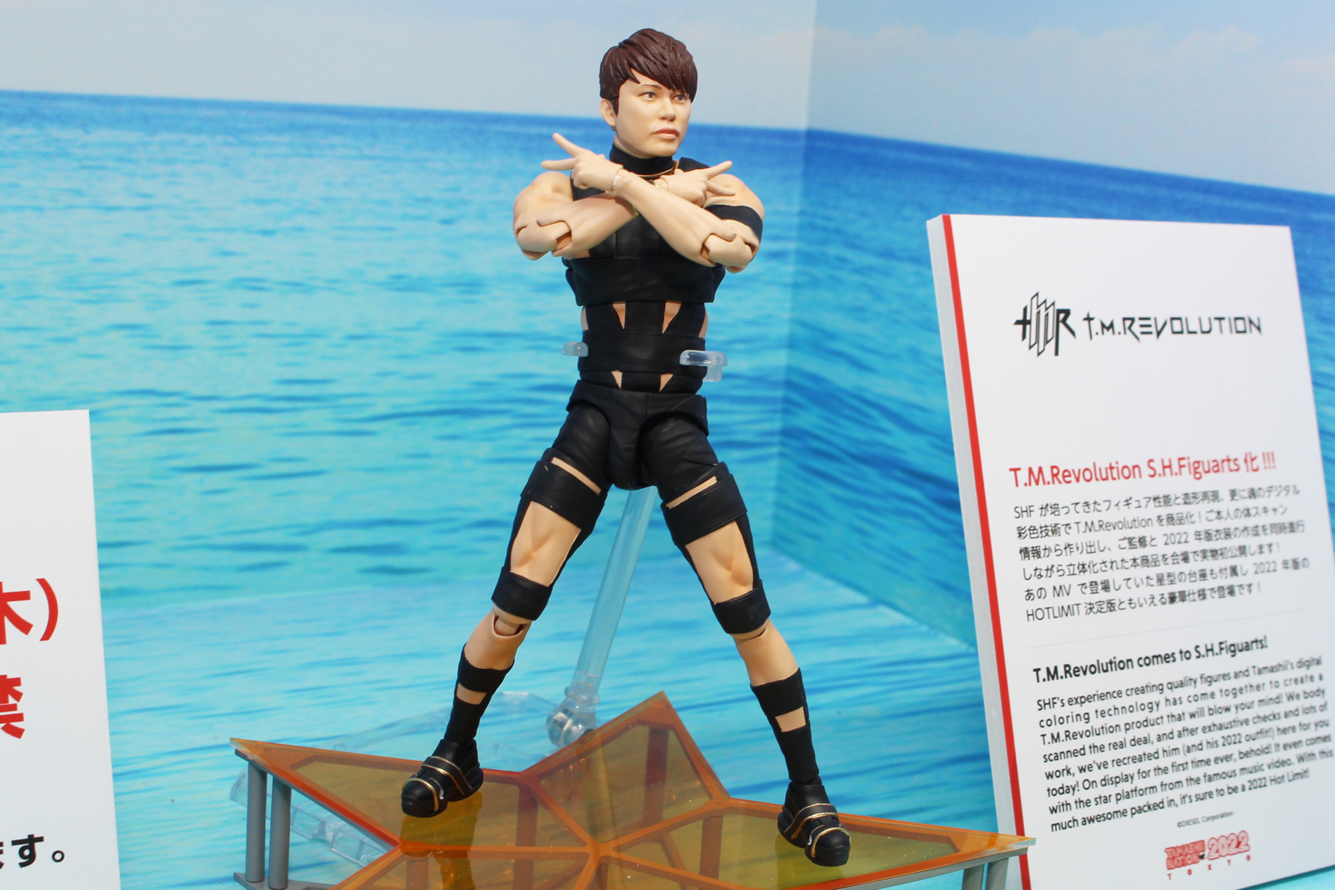 「HOT LIMIT」を象徴する衣装は、現在の西川さんの体型に合わせ新たに作られたものをモチーフとしている