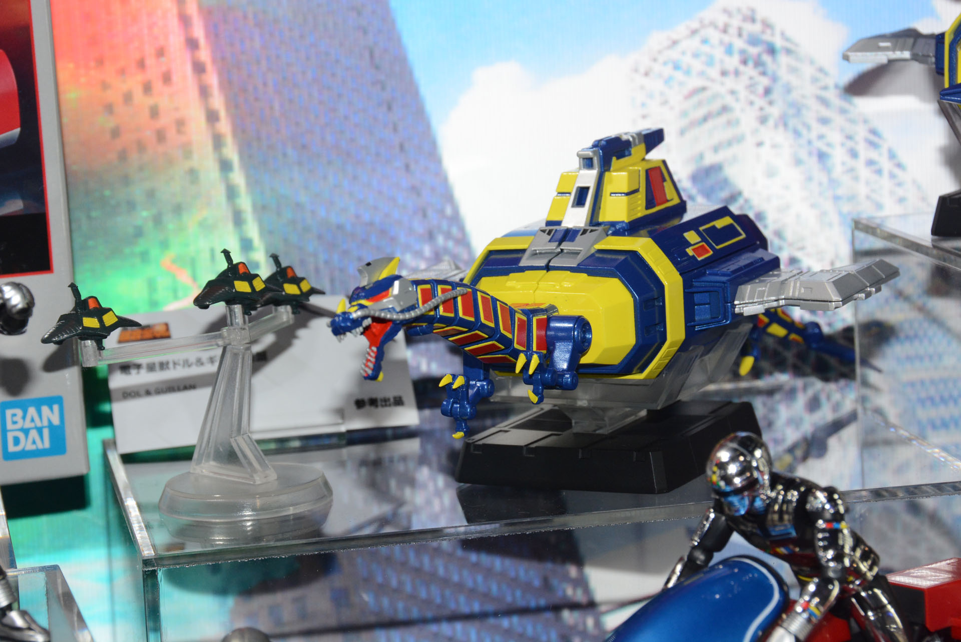 左の3機編隊の戦闘機がこだわりポイント