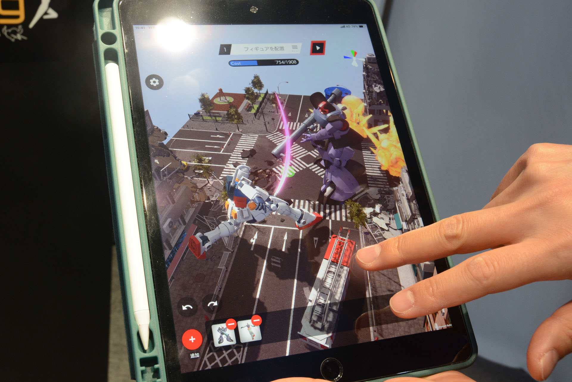 フィギュアをデジタルジオラマに配置、エフェクトも配置することができる。簡単なアクションアニメをさせることで「動くジオラマ」も可能だ