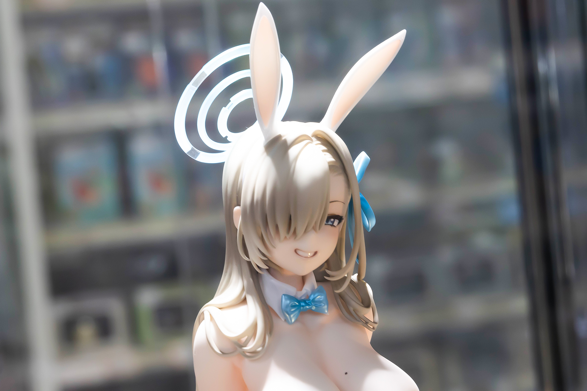 首元のリボンなど、小物類もしっかりと作り込まれている