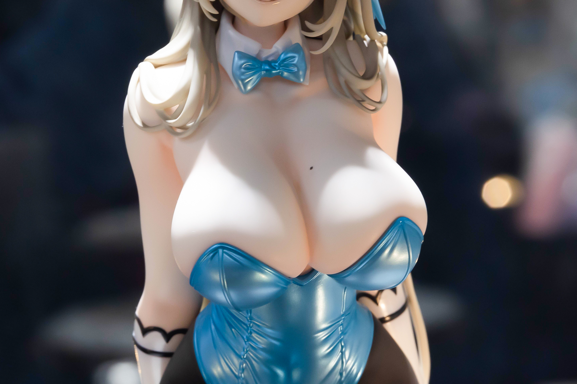 胸元には、よく見るとほくろが付いている