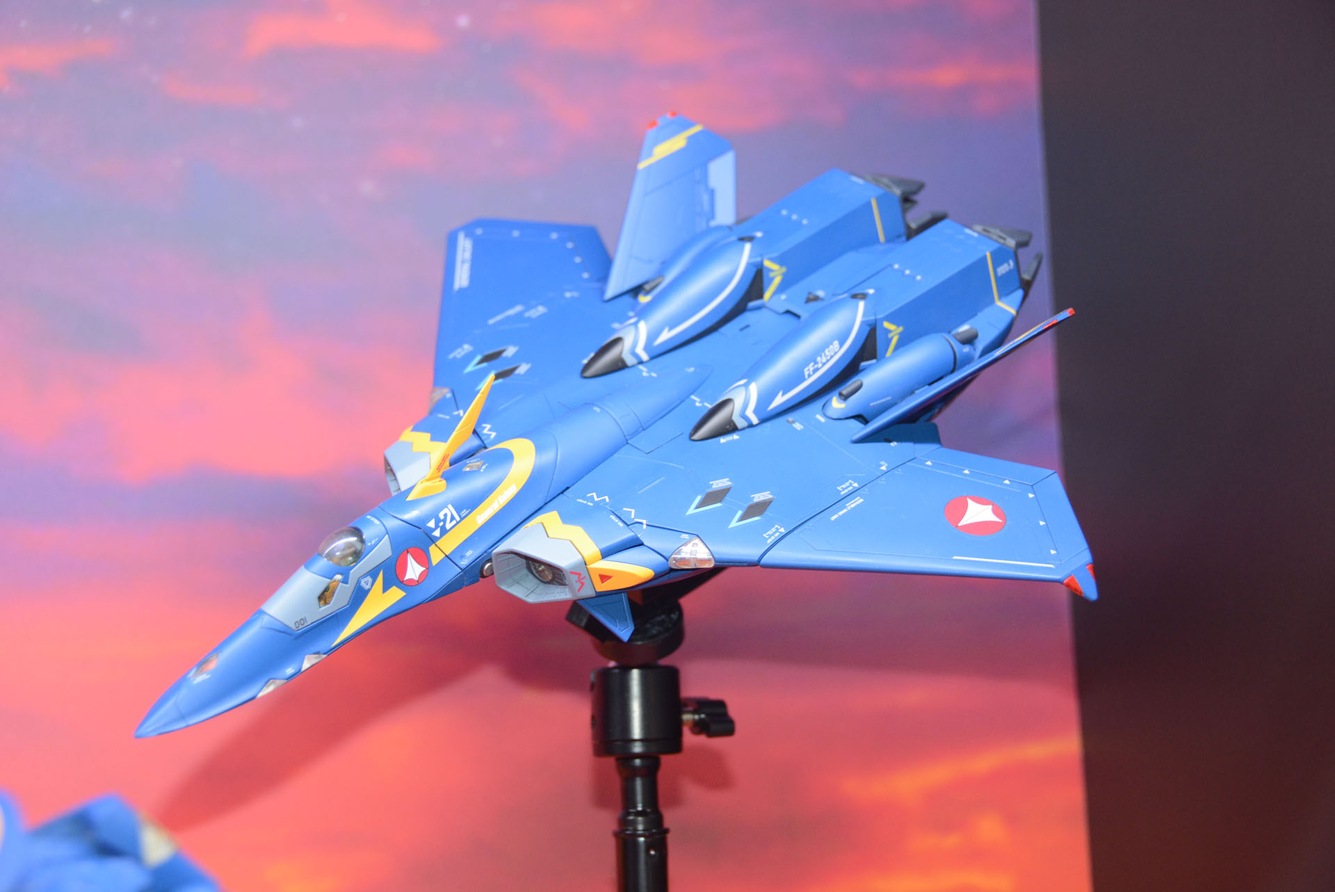 「DX超合金 YF-21 シュトゥルムフォーゲル（ガルド・ゴア・ボーマン機）」。かなり特徴的なデザインで変形システムも独特である。どのようにブラッシュアップされていくだろうか？