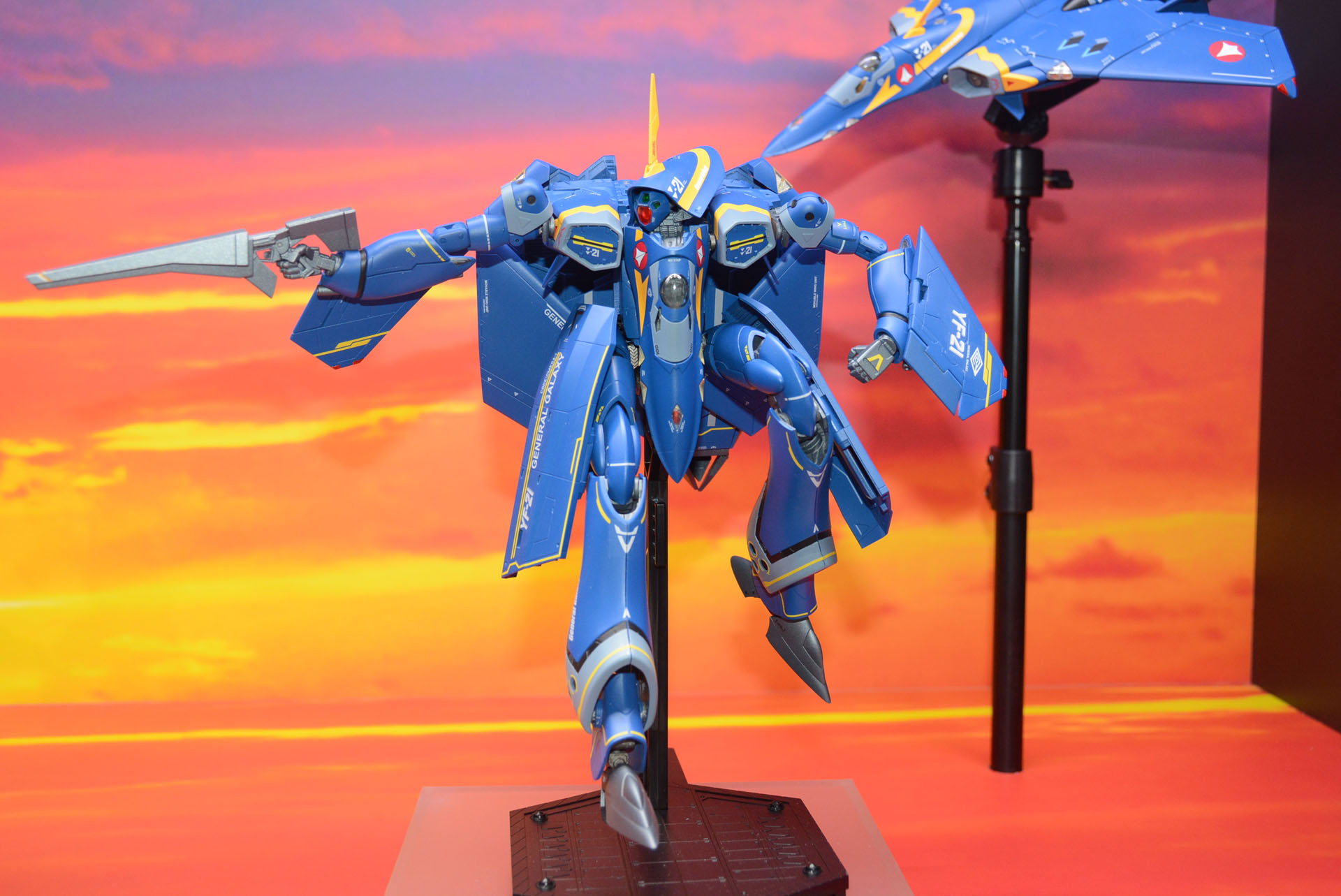 「DX超合金 YF-21 シュトゥルムフォーゲル（ガルド・ゴア・ボーマン機）」。かなり特徴的なデザインで変形システムも独特である。どのようにブラッシュアップされていくだろうか？