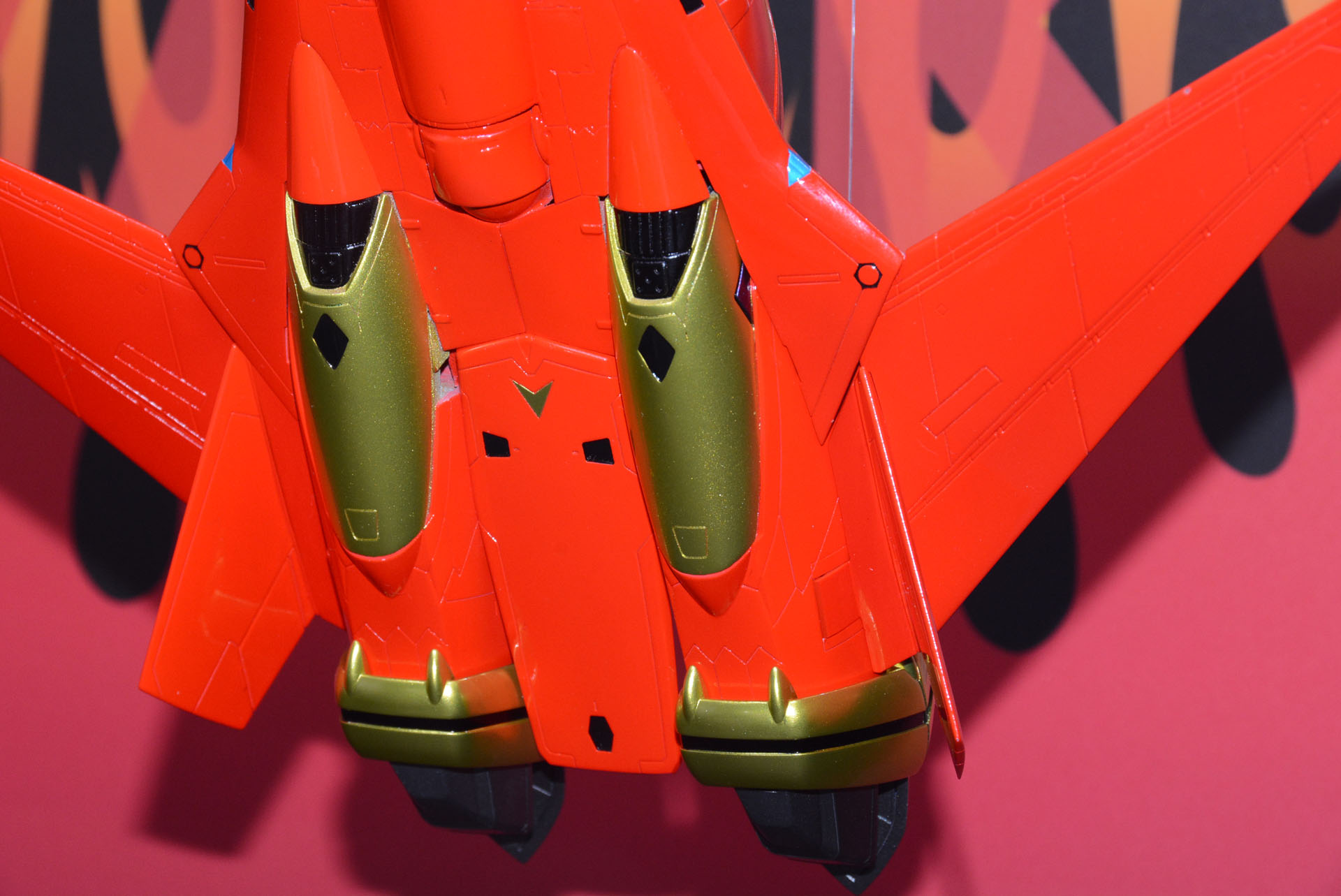 こちらはアニメ寄りの表現を目指す「HI-METAL R VF-19改 ファイヤーバルキリー」