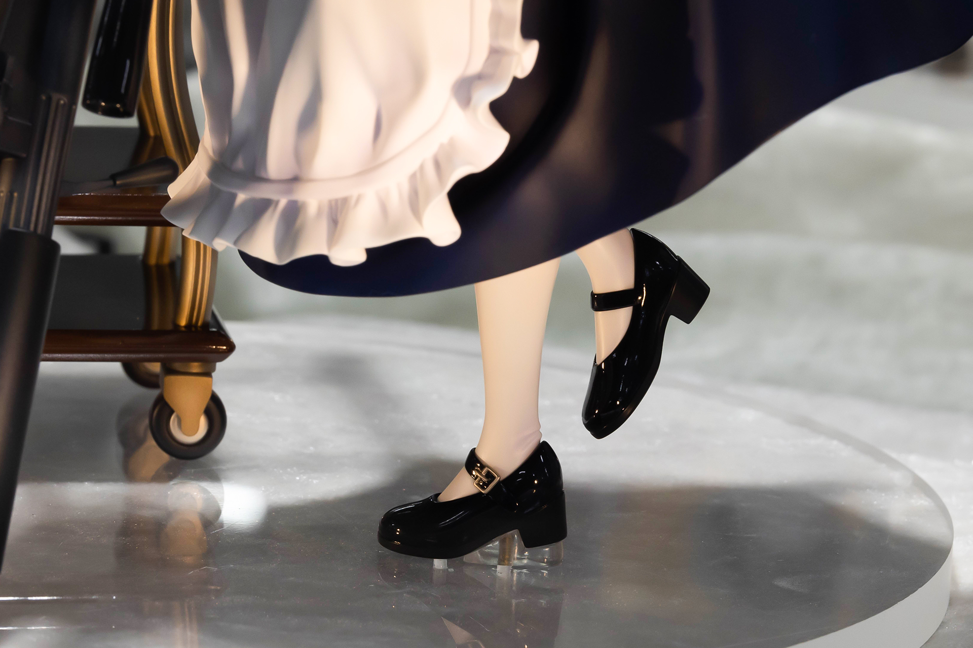 靴はエナメルのような艶焼きがある。台座はシンプルでクリアなスタイルだが、かなり厚みがある印象だ