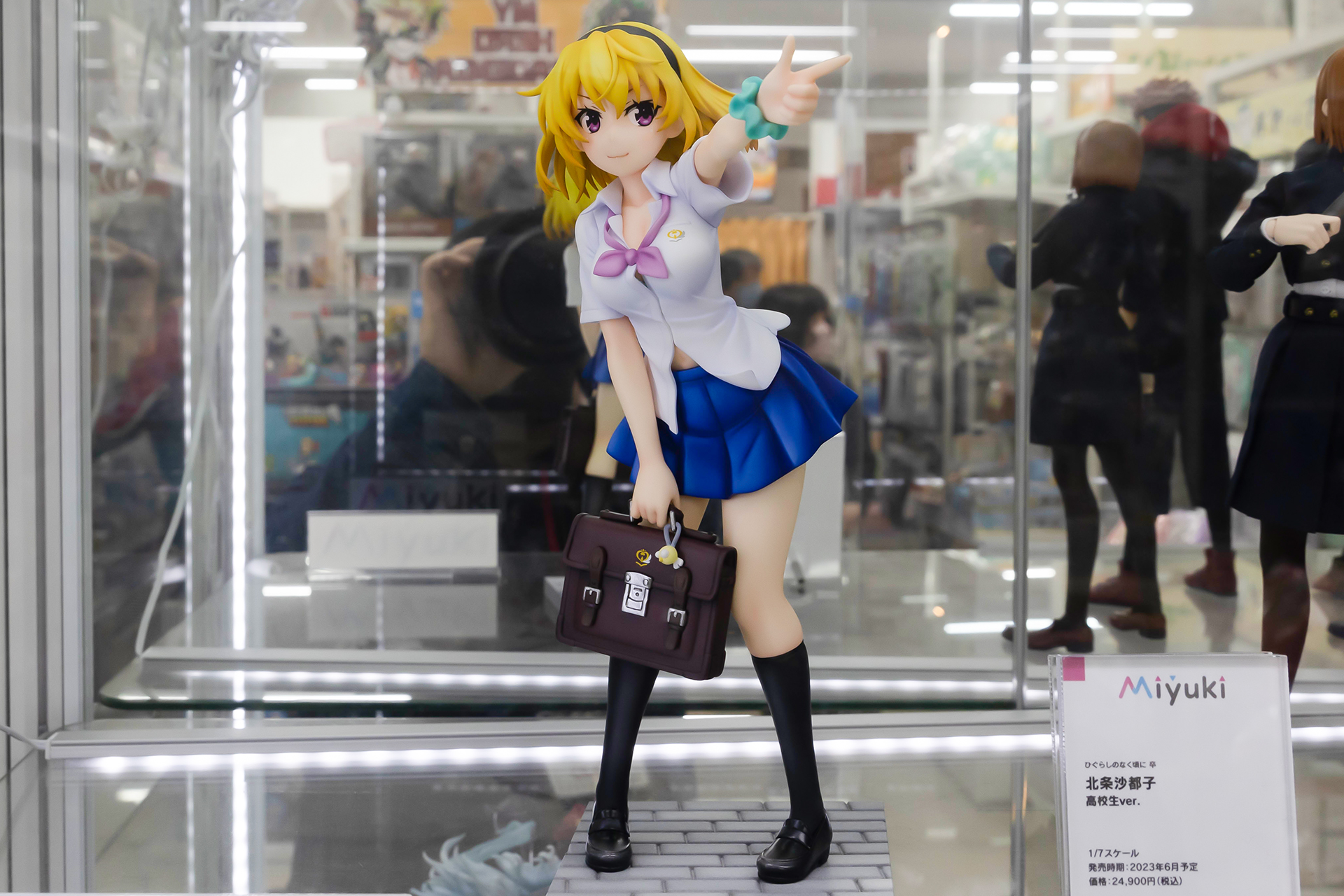 全高は約230mmと、比較的飾りやすいサイズ感になっている