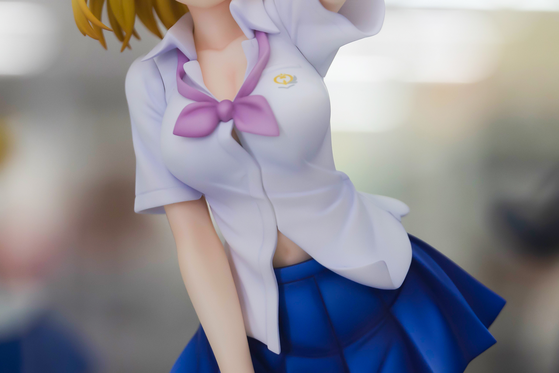 胸元やおへそが見えるぐらいラフに着こなした制服