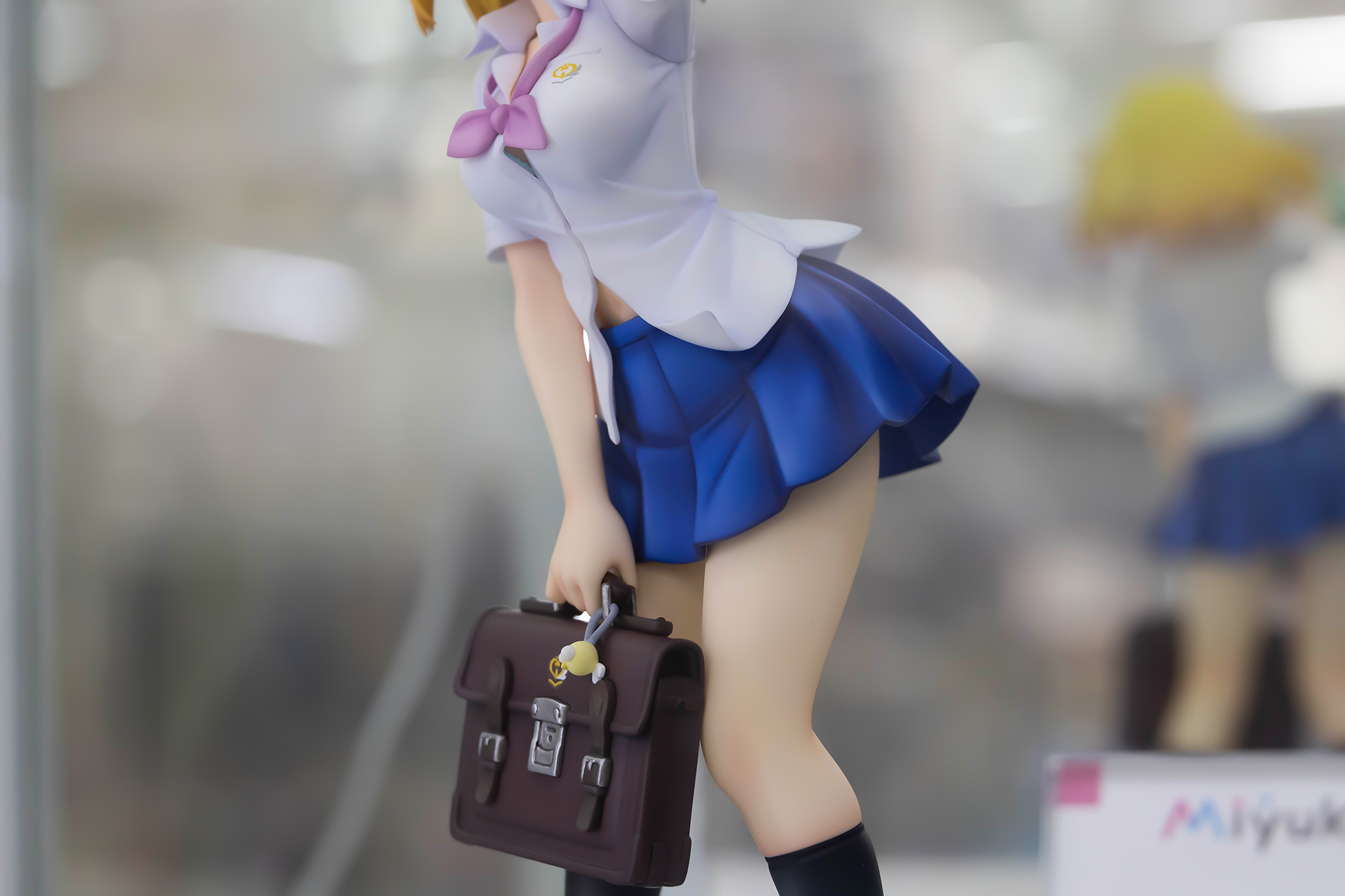 短いスカートからチラリと見える白い太ももが素晴らしい