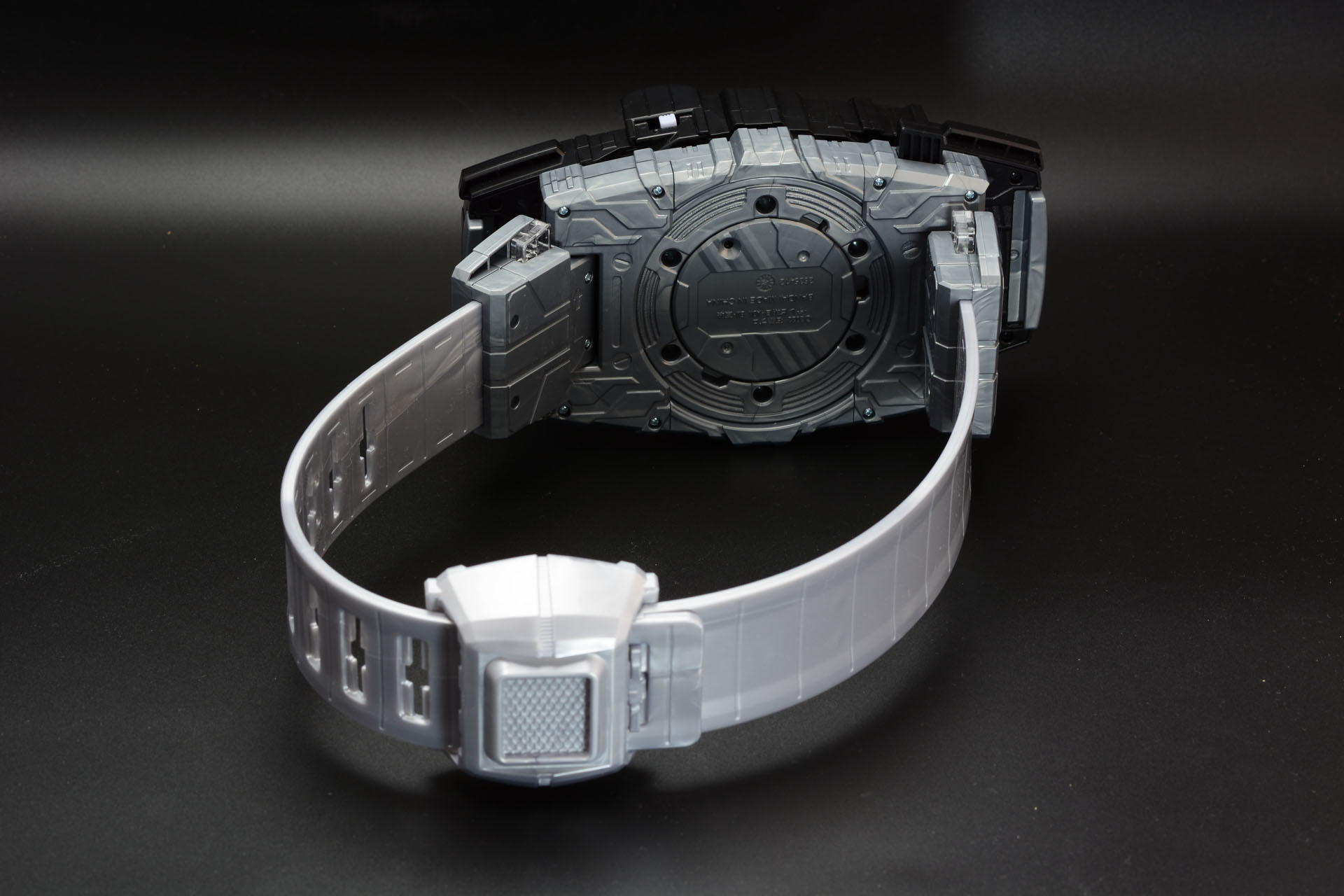 ベルトの長さはメインユーザーの児童向けで、サイズは小さめだ「延長ベルト 変身ベルトDXシリーズ用」を使えば延長できる