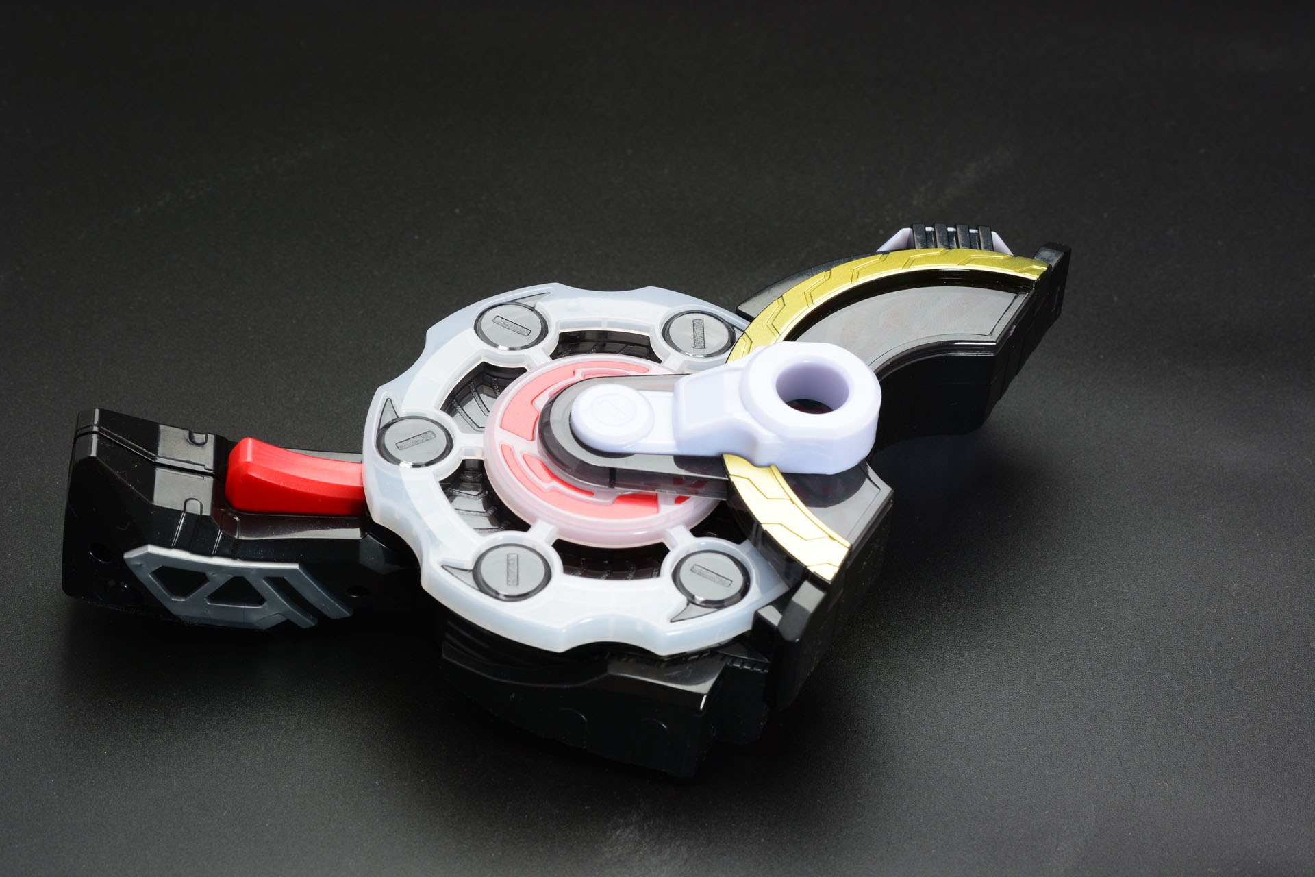 シリンダーのようなダイアルとトリガーがついたマグナムレイズバックル