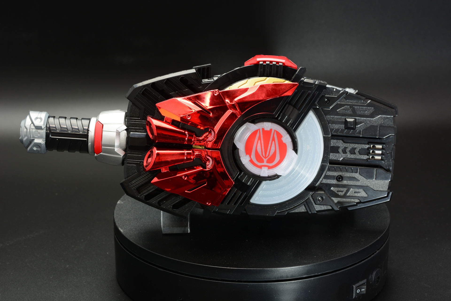 アクセルを捻ると「バシャ」という音と共に、バックルが開く