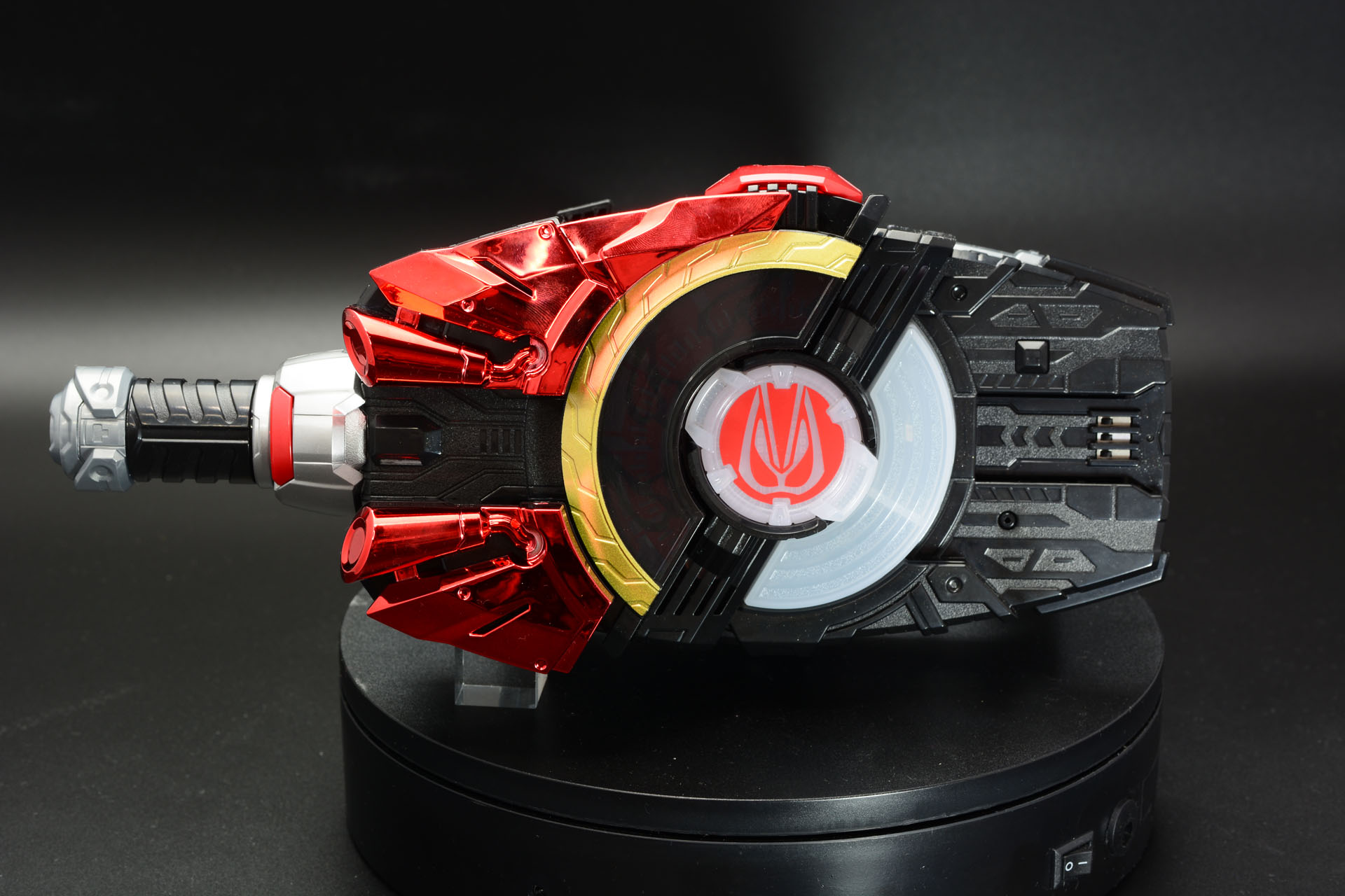 アクセルを捻ると「バシャ」という音と共に、バックルが開く