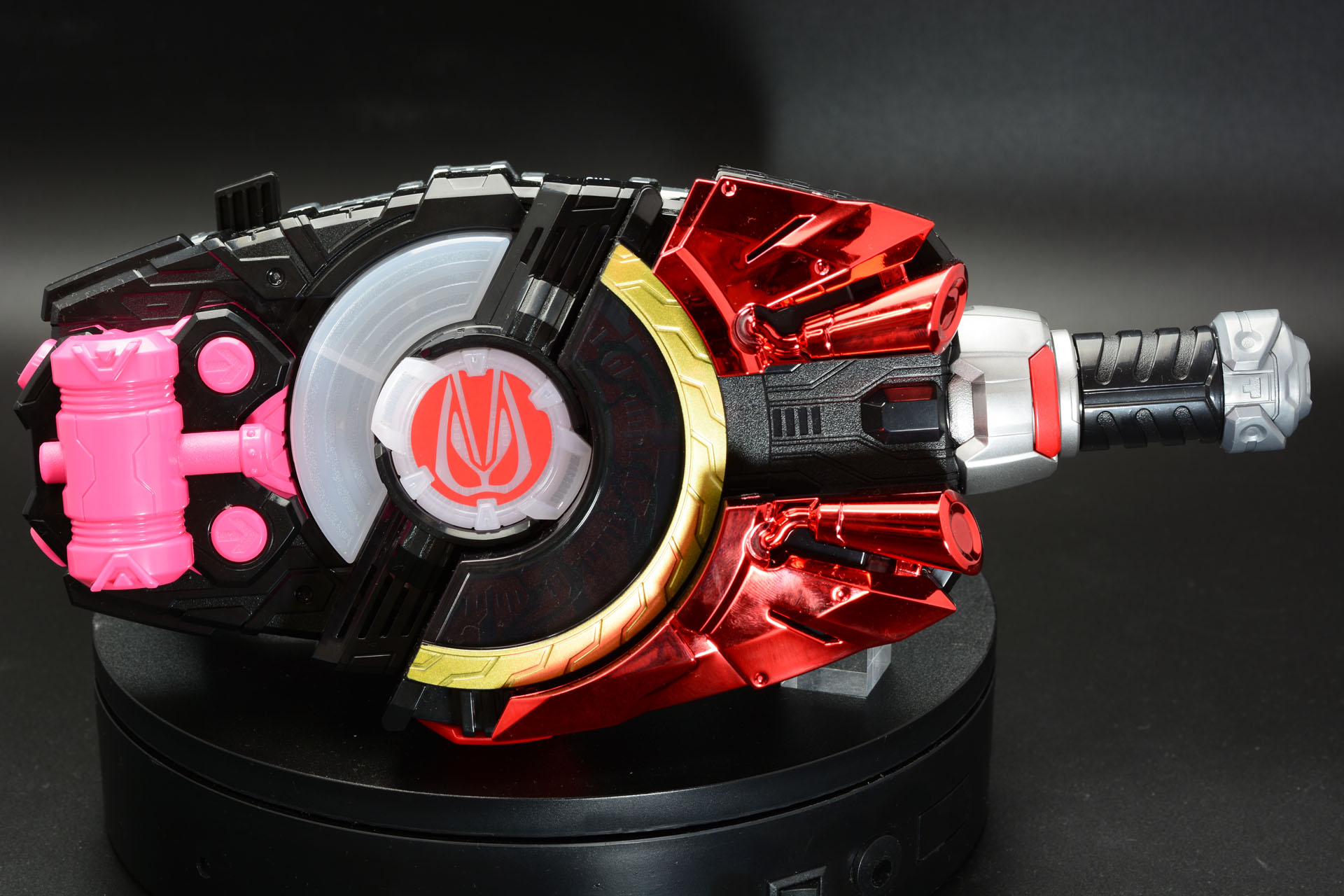 他のレイズバックルと組み合わせれば音声や演出は変化する。別売のバックルを加えれば遊びの幅は大きく広がる