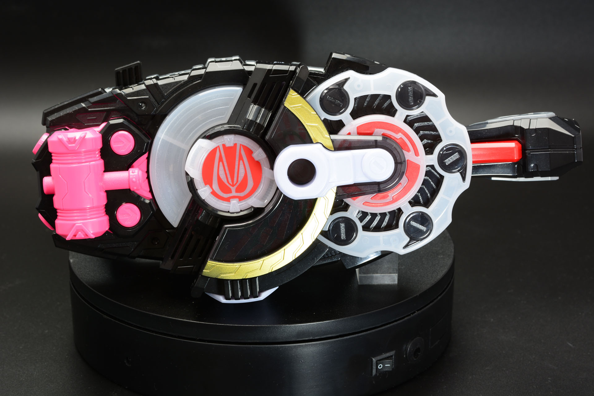 他のレイズバックルと組み合わせれば音声や演出は変化する。別売のバックルを加えれば遊びの幅は大きく広がる