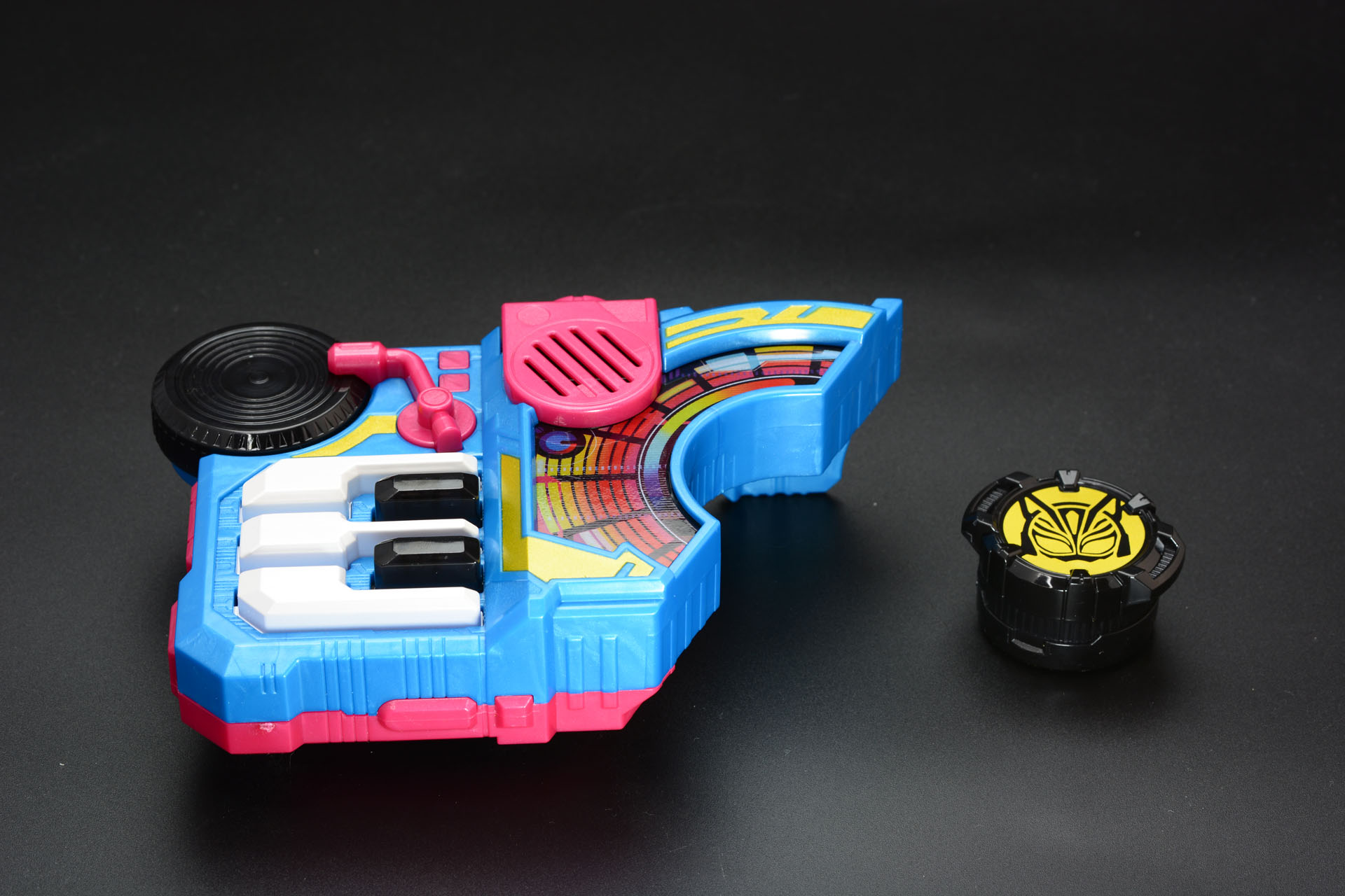 ターンテーブルとキーボードがセットになったビートレイズバックルと、ナーゴのライダーコアID。11月12日発売の新アイテムで、価格は3,300円（税込）