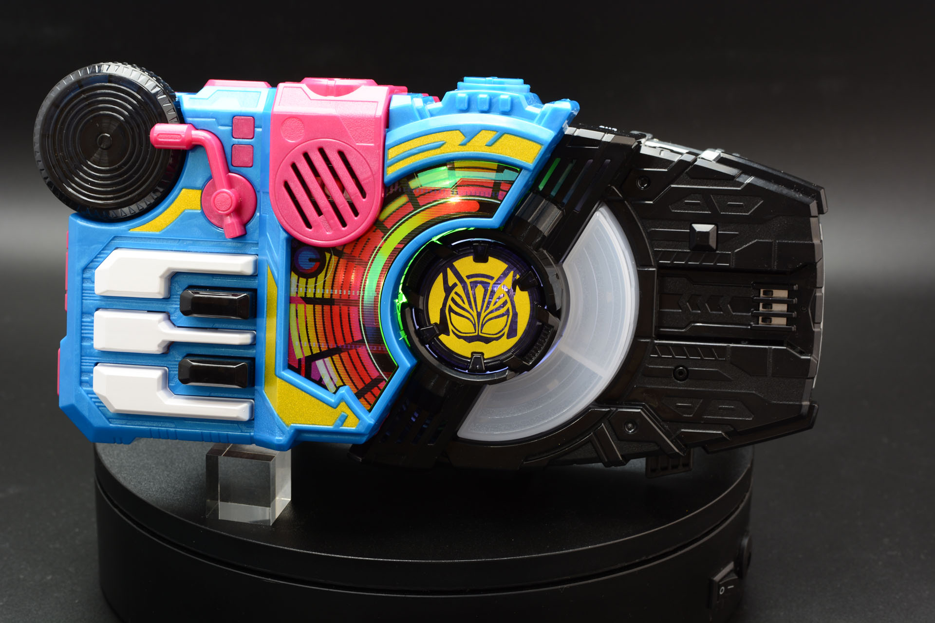 DXデザイアドライバーに装着することで、仮面ライダーナーゴ ビートフォームに変身！