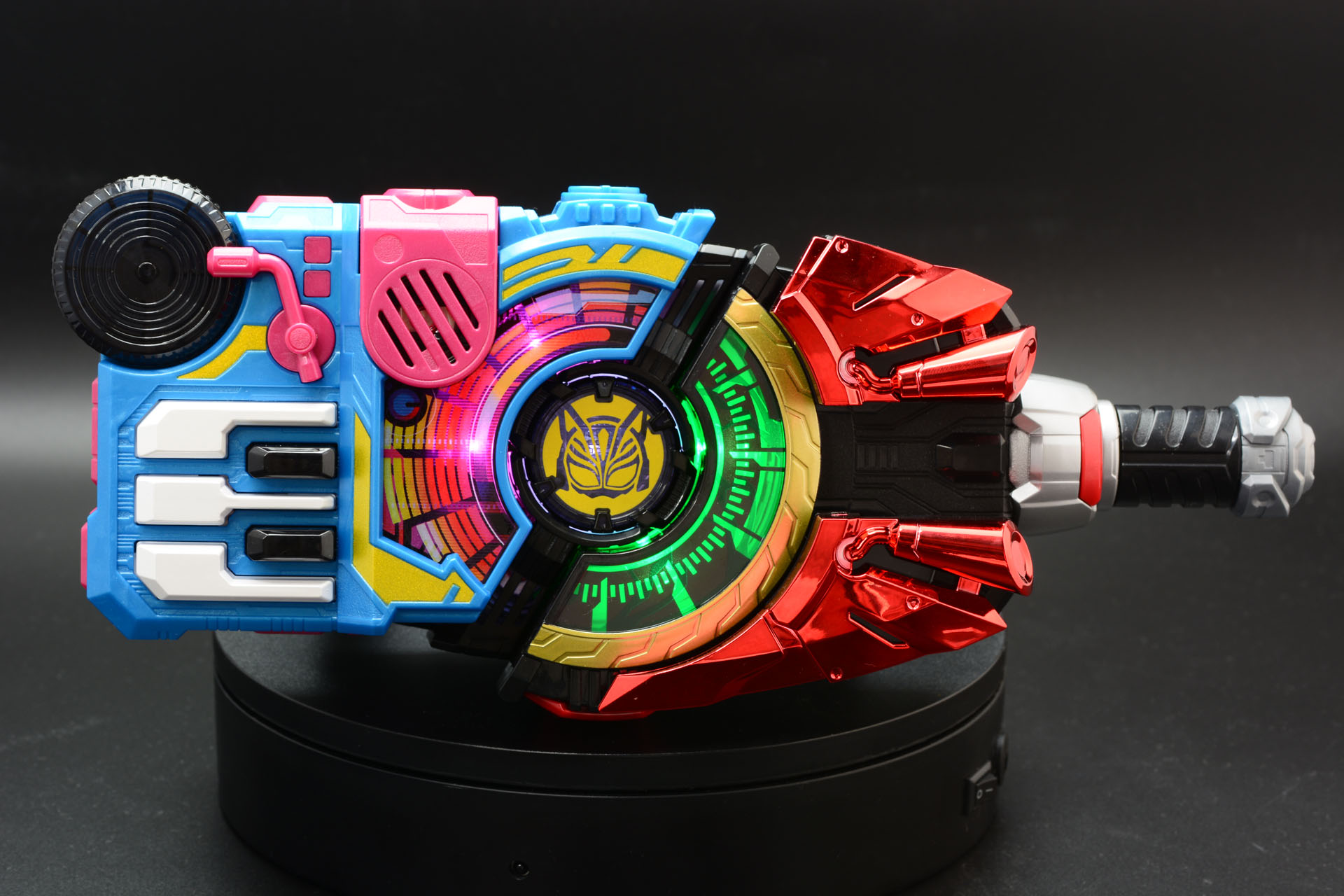 他のバックルと組み合わせ、番組内を再現したり、オリジナルフォームを考えるのも楽しい