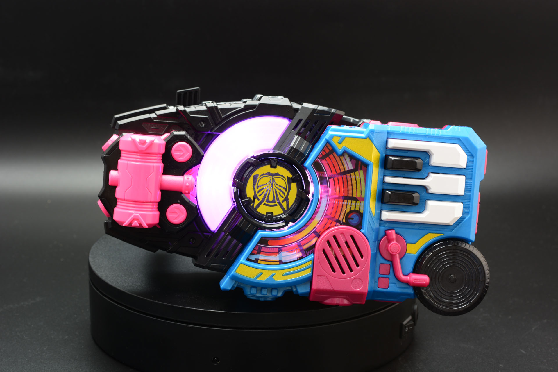 他のバックルと組み合わせ、番組内を再現したり、オリジナルフォームを考えるのも楽しい