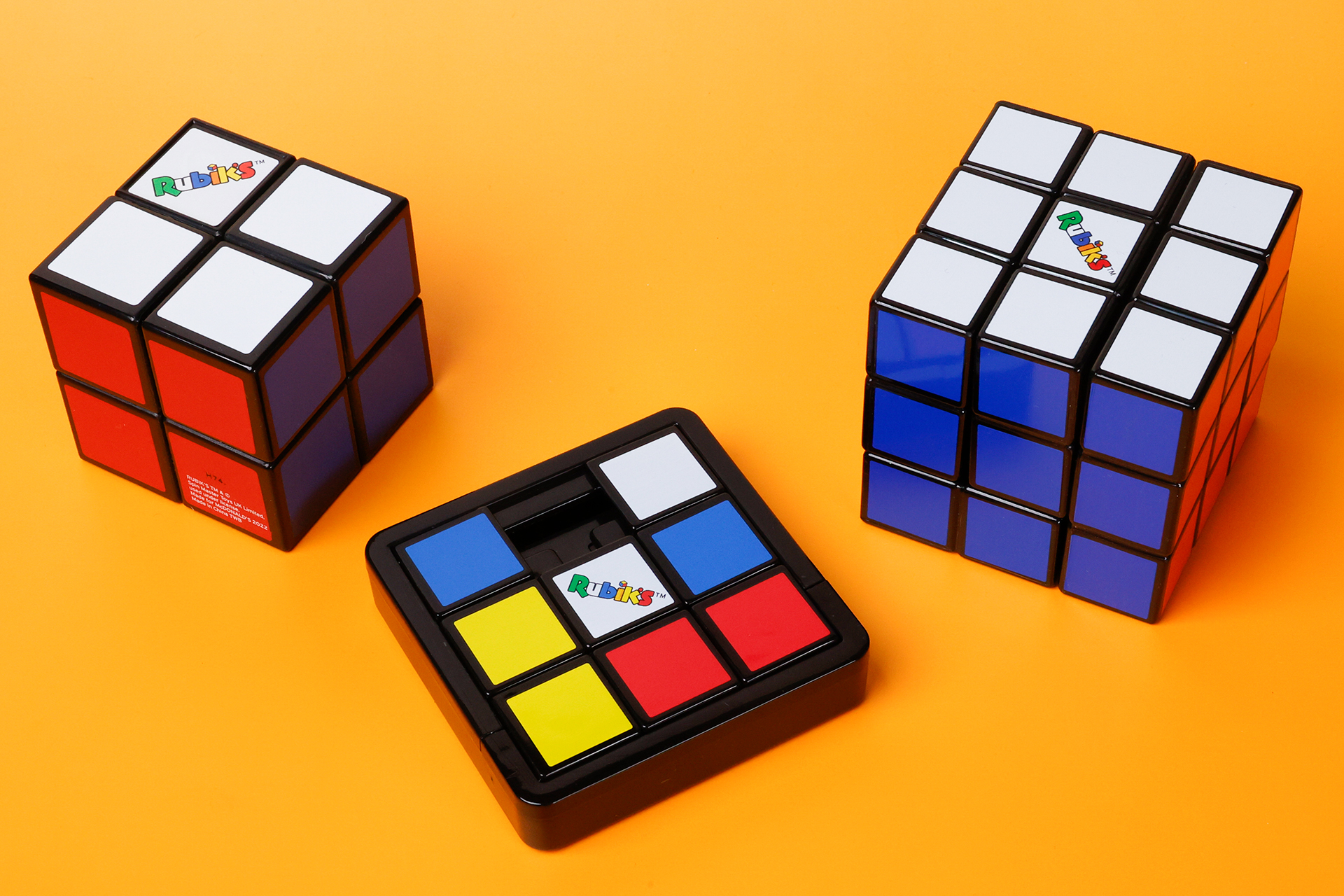 こちらが第1弾（11月25日～12月1日）のハッピーセット「ルービックキューブ」に登場するおもちゃ。写真左から「ルービック2×2」、「ルービック グリッド」、「ルービック ビルド」