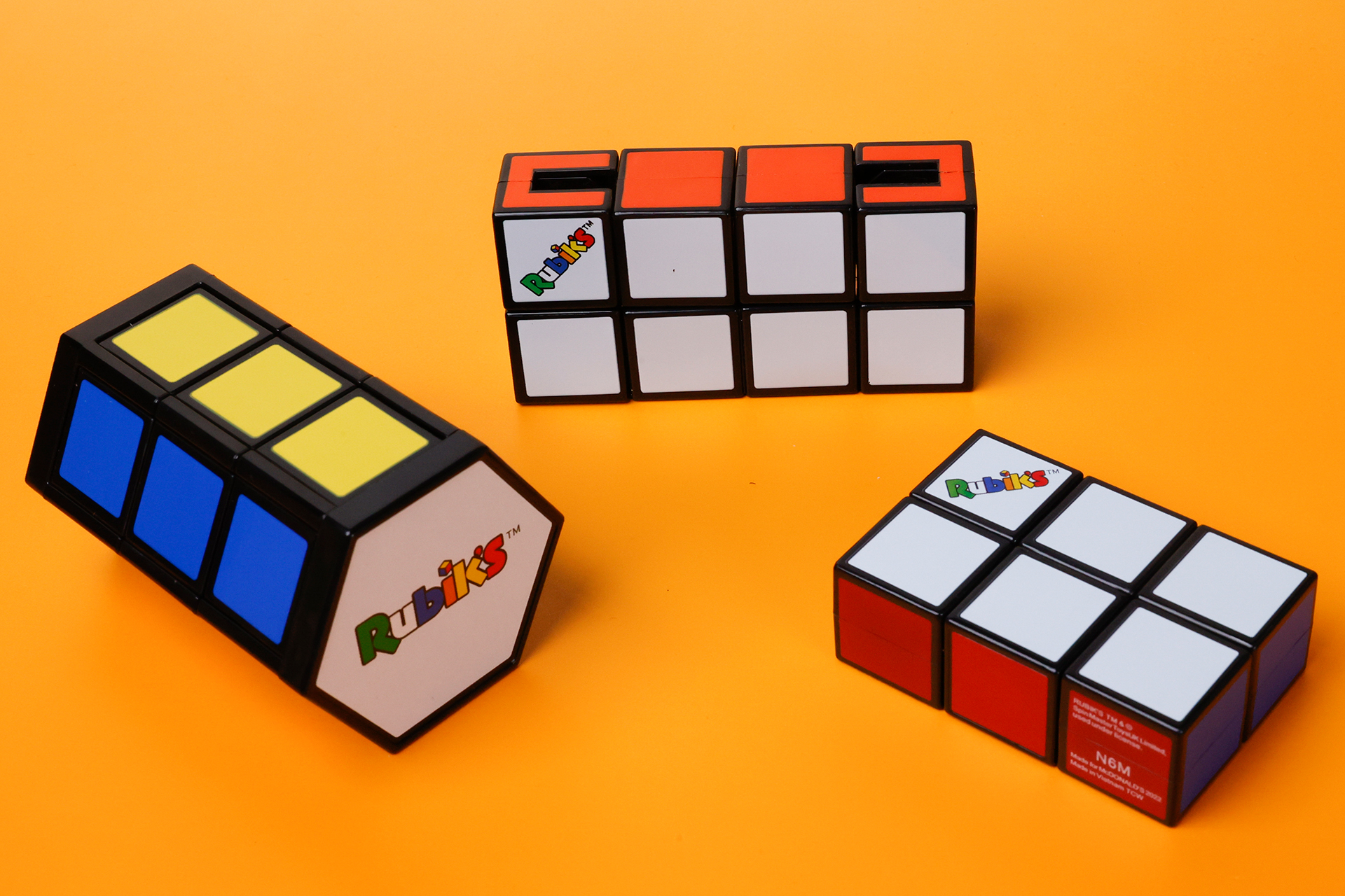 こちらが第2弾（12月2日～12月8日）のハッピーセット「ルービックキューブ」に登場するおもちゃ。写真左から「ルービック ヘックス」、「ルービック ピボット」、「ルービック 3X2X1」