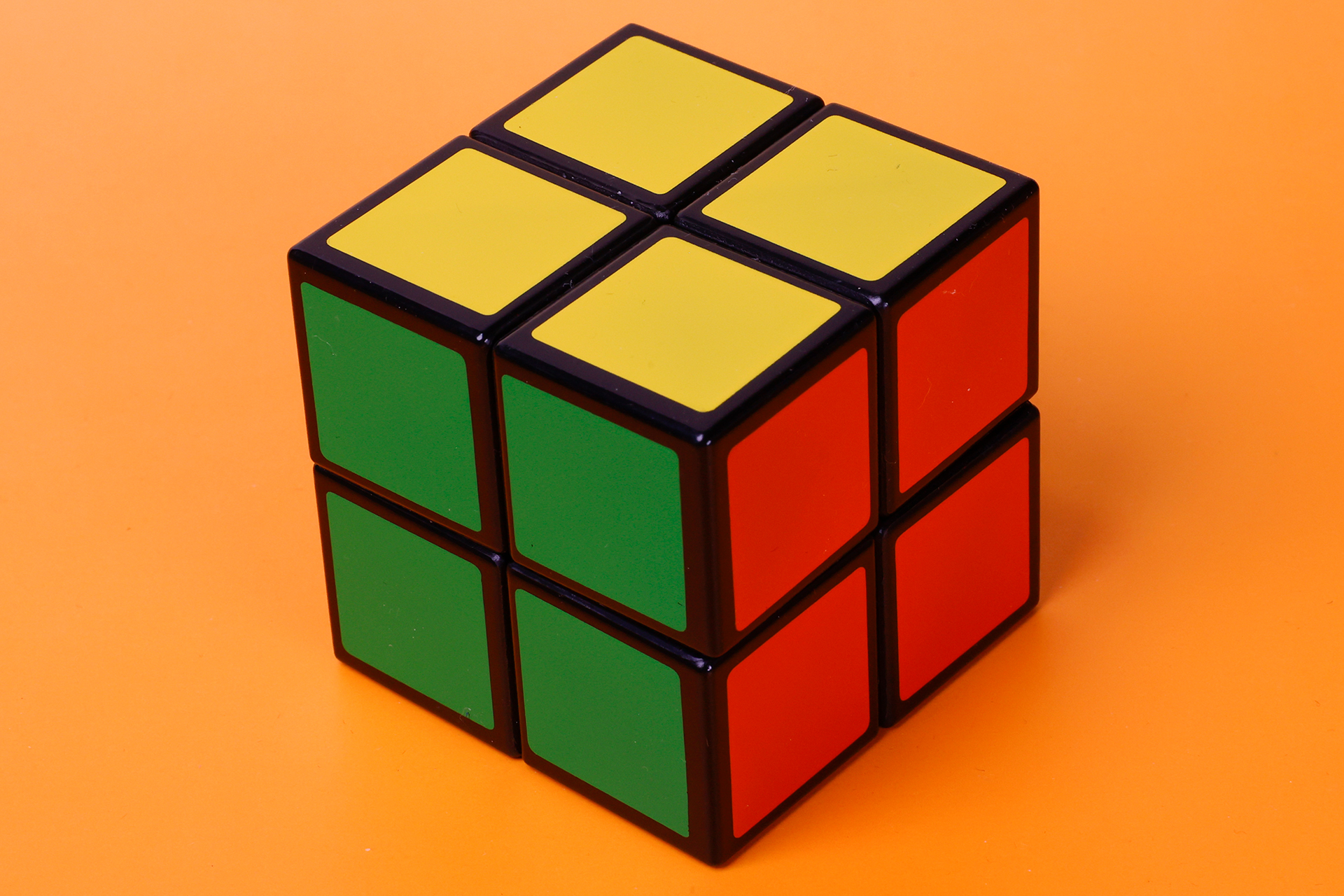 このカラフルな彩りは、まさに「ルービックキューブ」といった感じだ