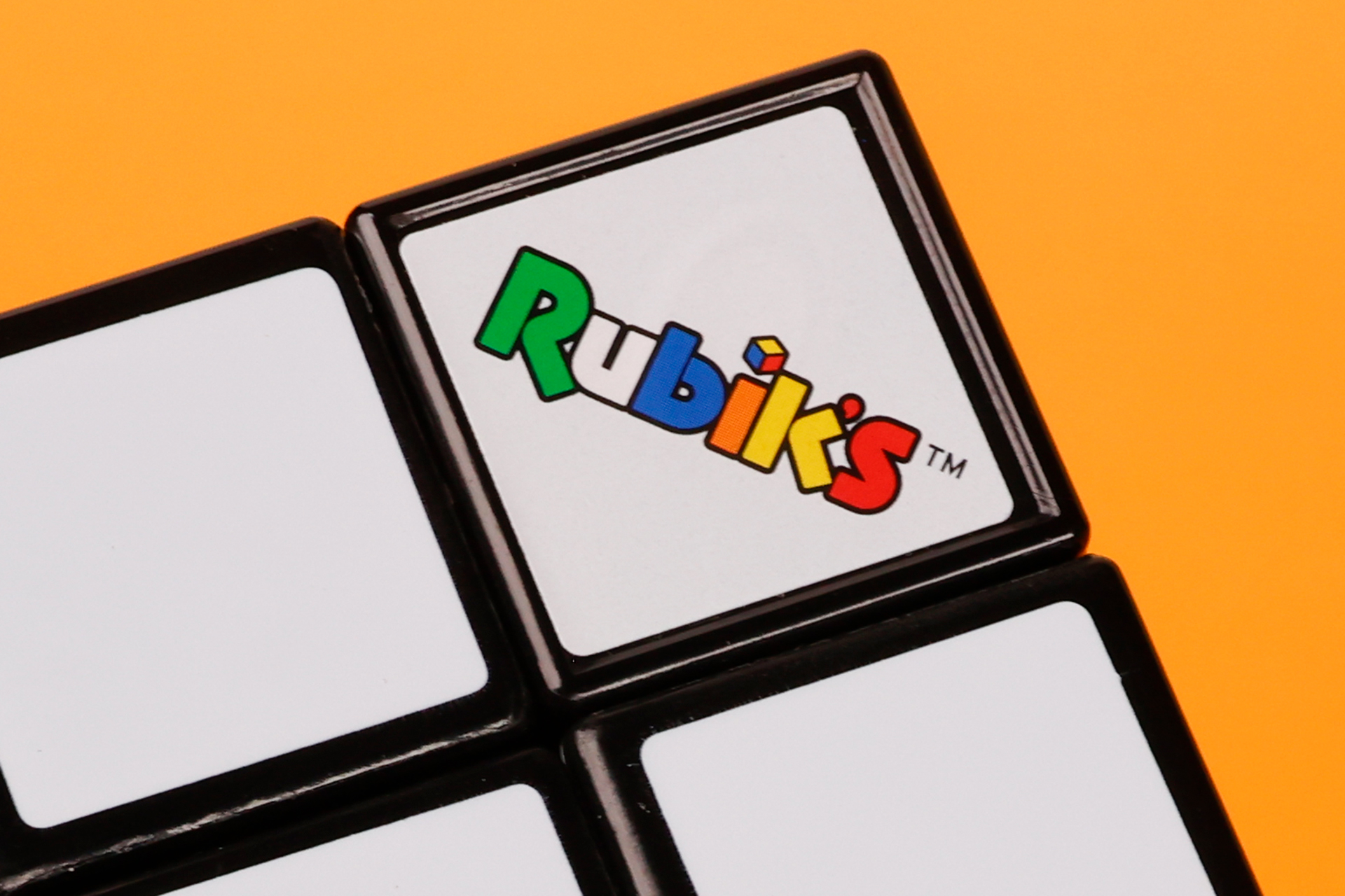 白いブロックにはロゴマークが描かれている