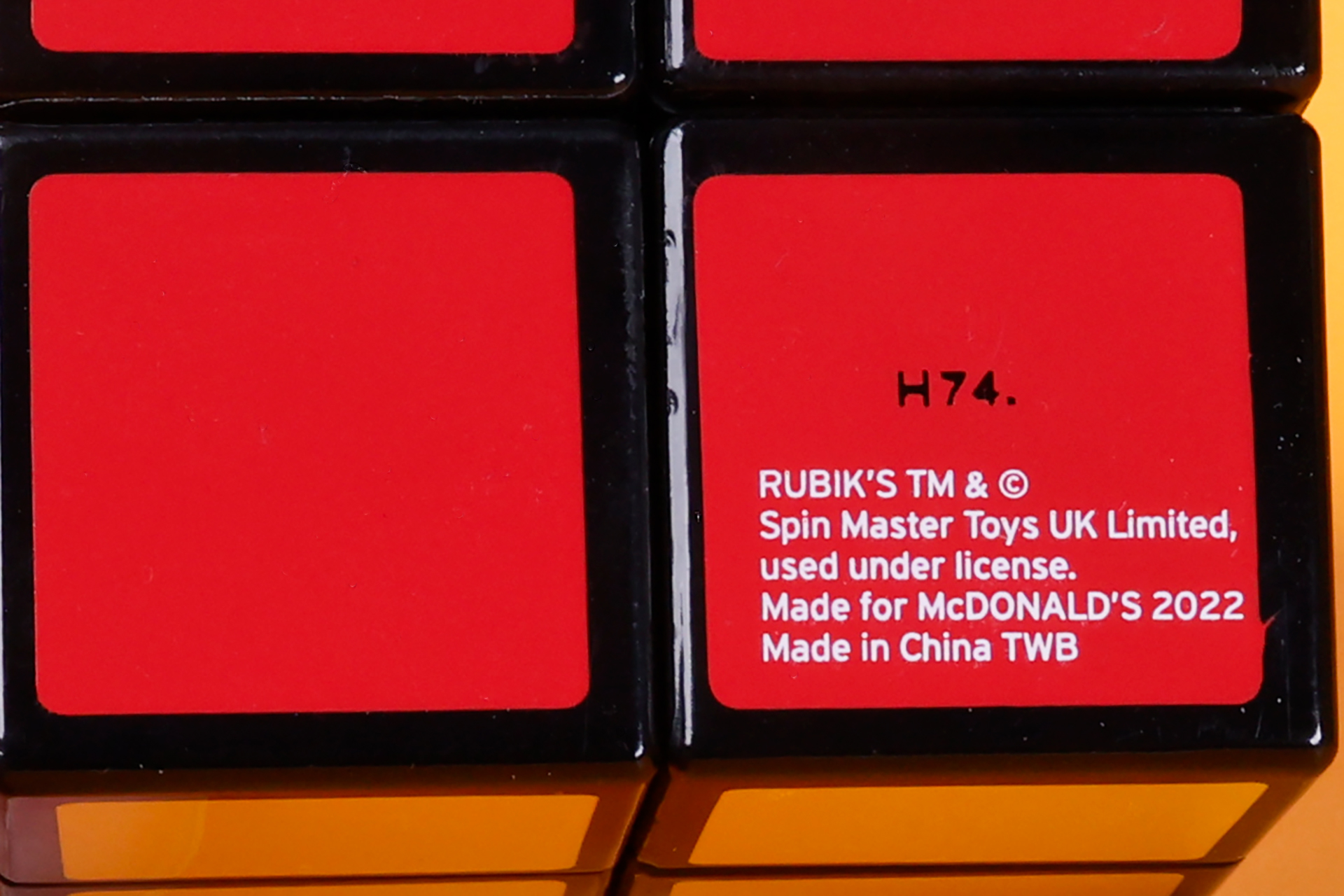 赤いキューブにはコピーライトが表記されている